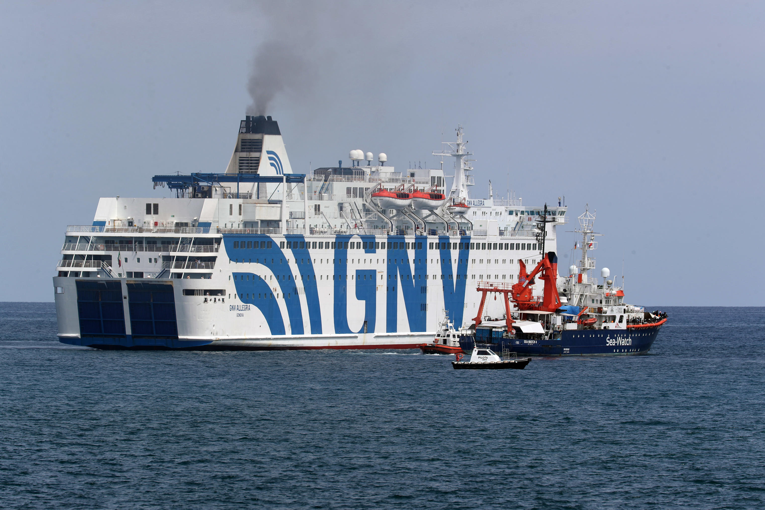 Si Voč, Palermo, Italija
epa08641701 The transshipment of 353 migrants from Sea Watch 4 on the quarantine ship GNV Allegra off the port of Palermo, Italy, 02 September 2020.  EPA-EFE/Igor Petyx
