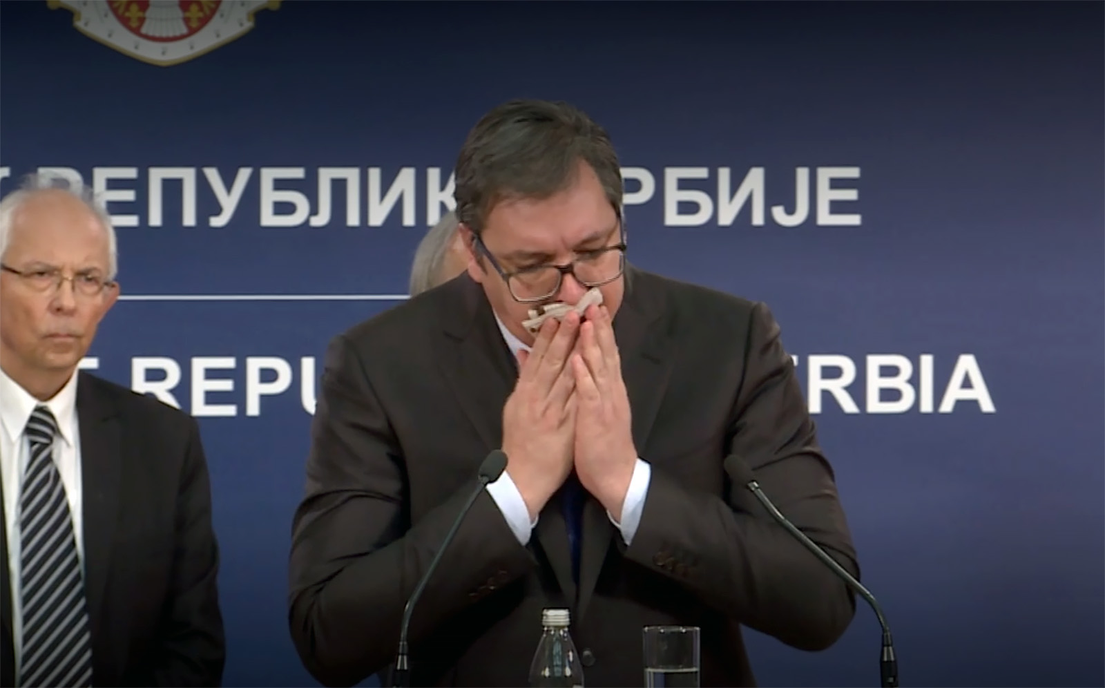 Aleksandar Vučić konferencija kašlje