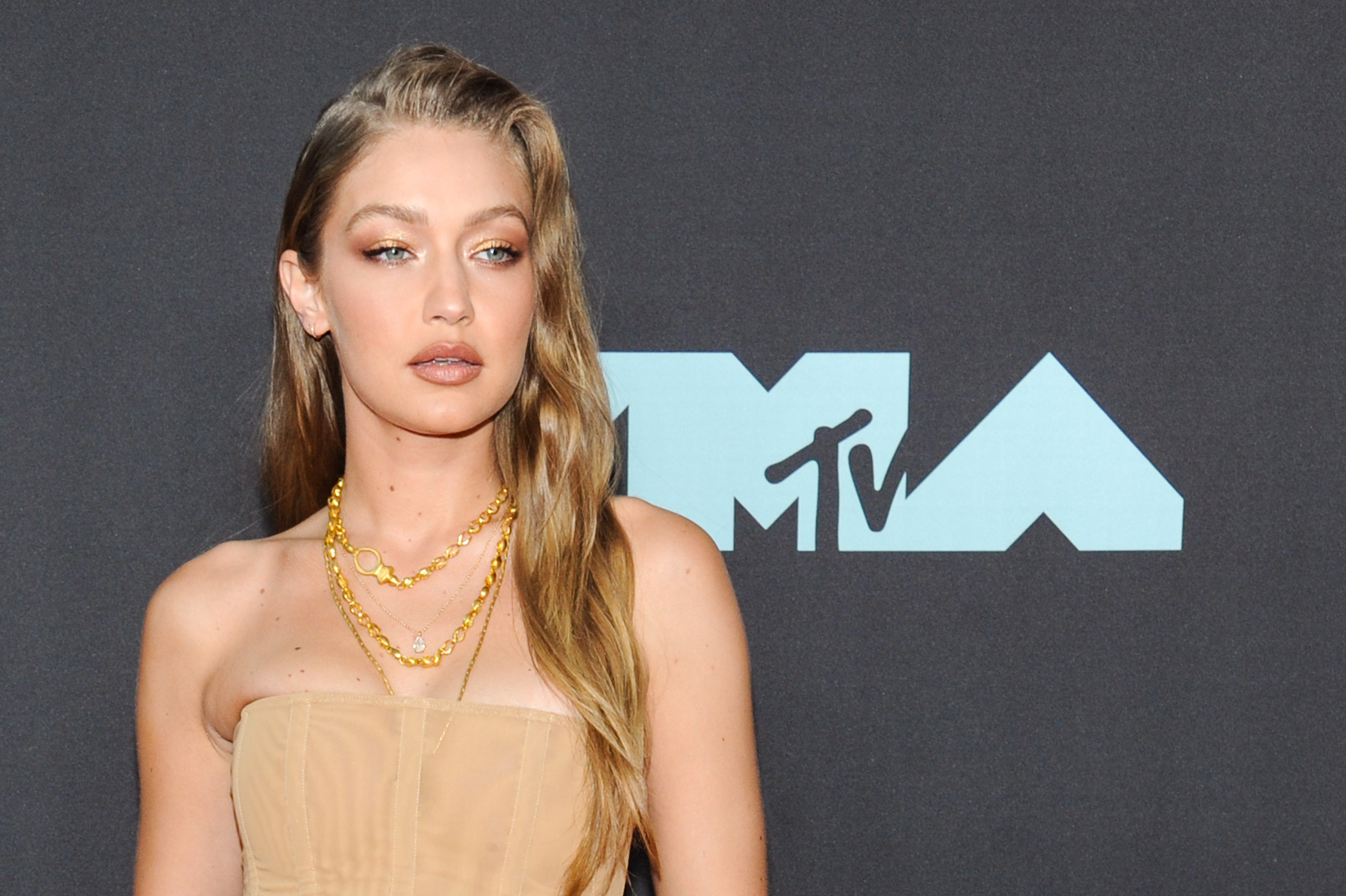 epa07796513 US model Gigi Hadid arrives on the red carpet for the 2019 MTV Video Music Awards at Prudential Center in Newark, New Jersey, USA, 26 August 2019.  EPA-EFE/DJ JOHNSON