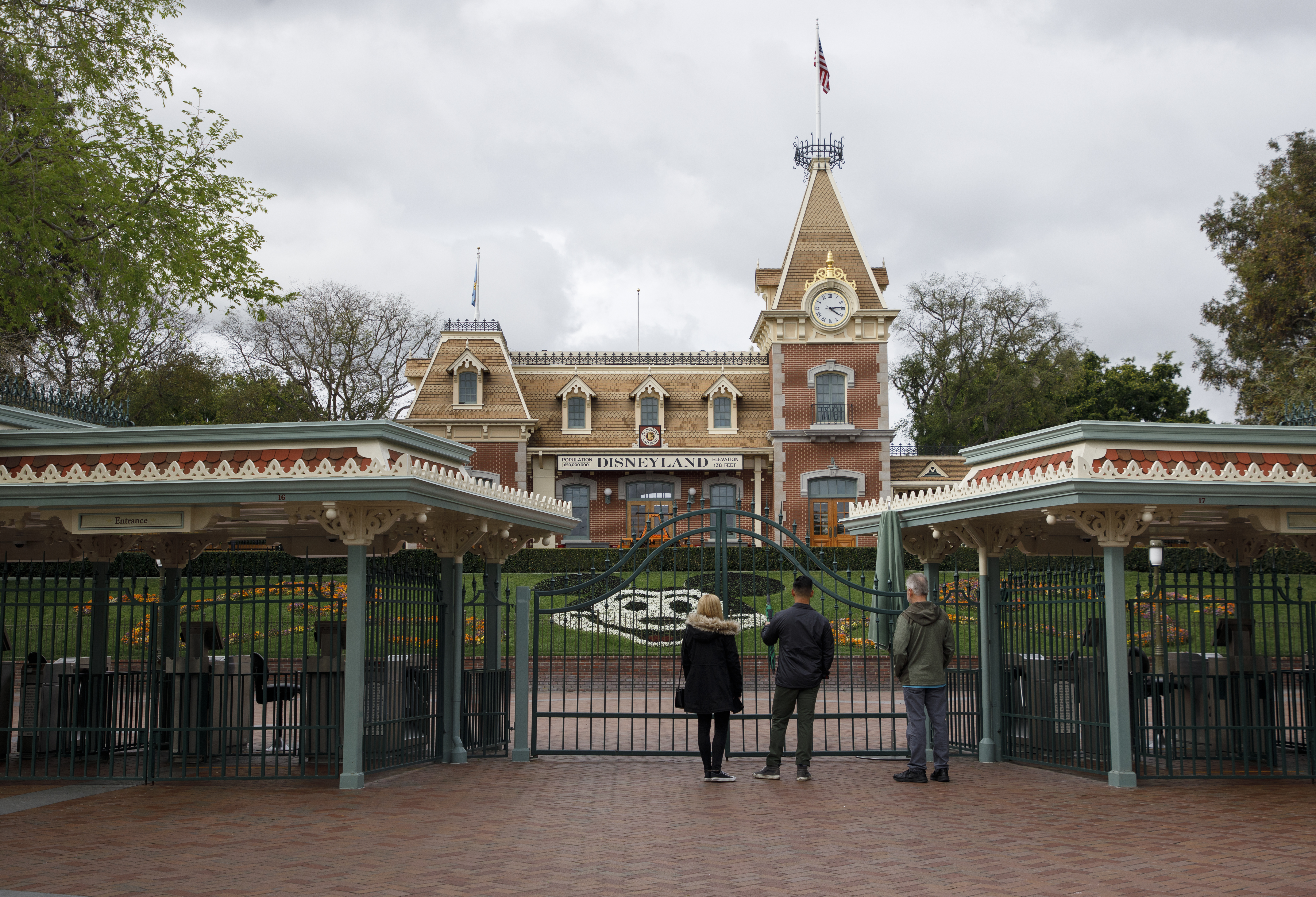 Disneyland Resort in California closes amid coronavirus pandemic
