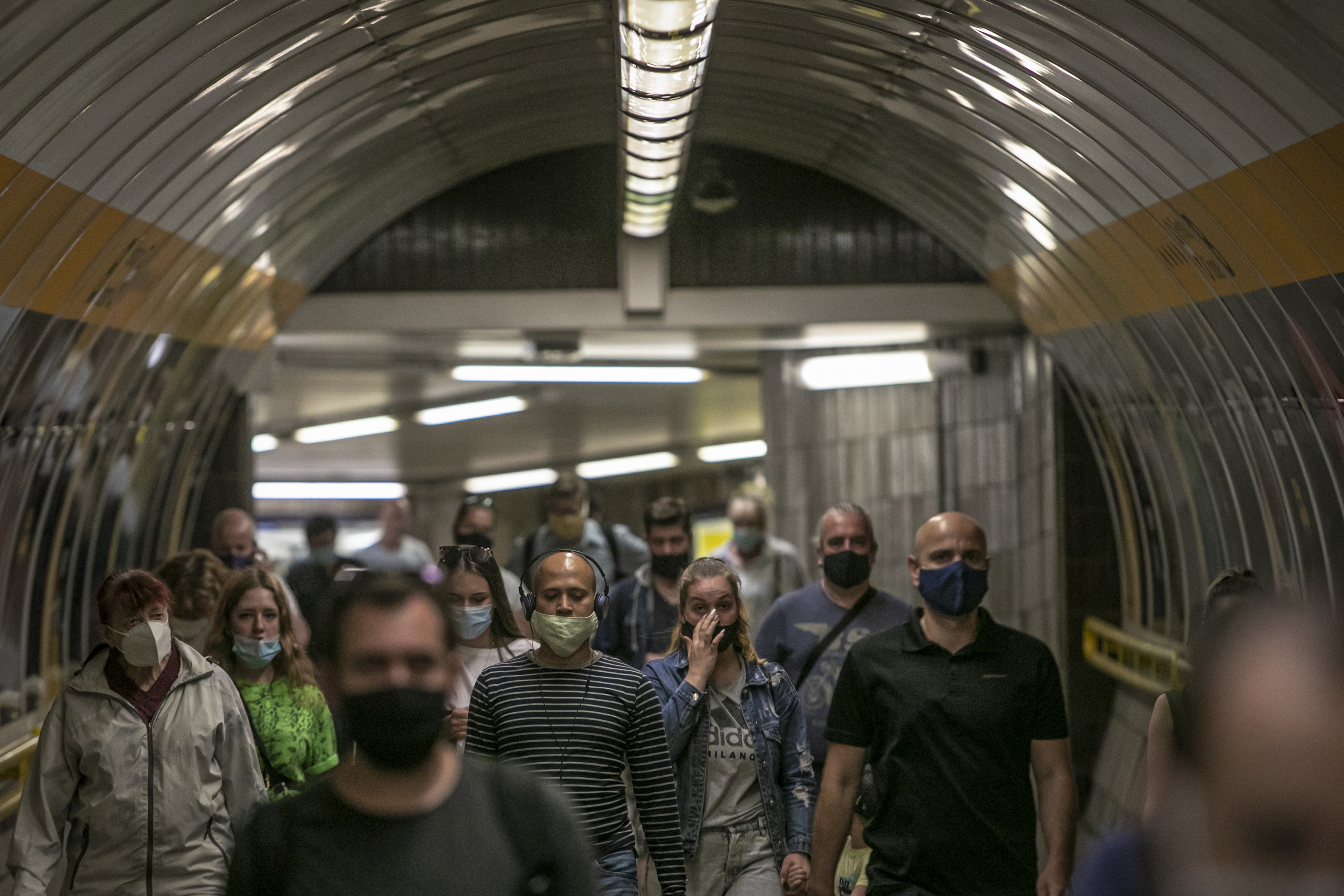 epa08520558 People wearing protective face masks walk at the metro station in Prague, Czech Republic, 01 July 2020. The Czech government is gradually easing the lockdown measures it had imposed back in March.  EPA-EFE/MARTIN DIVISEK Češka/korona