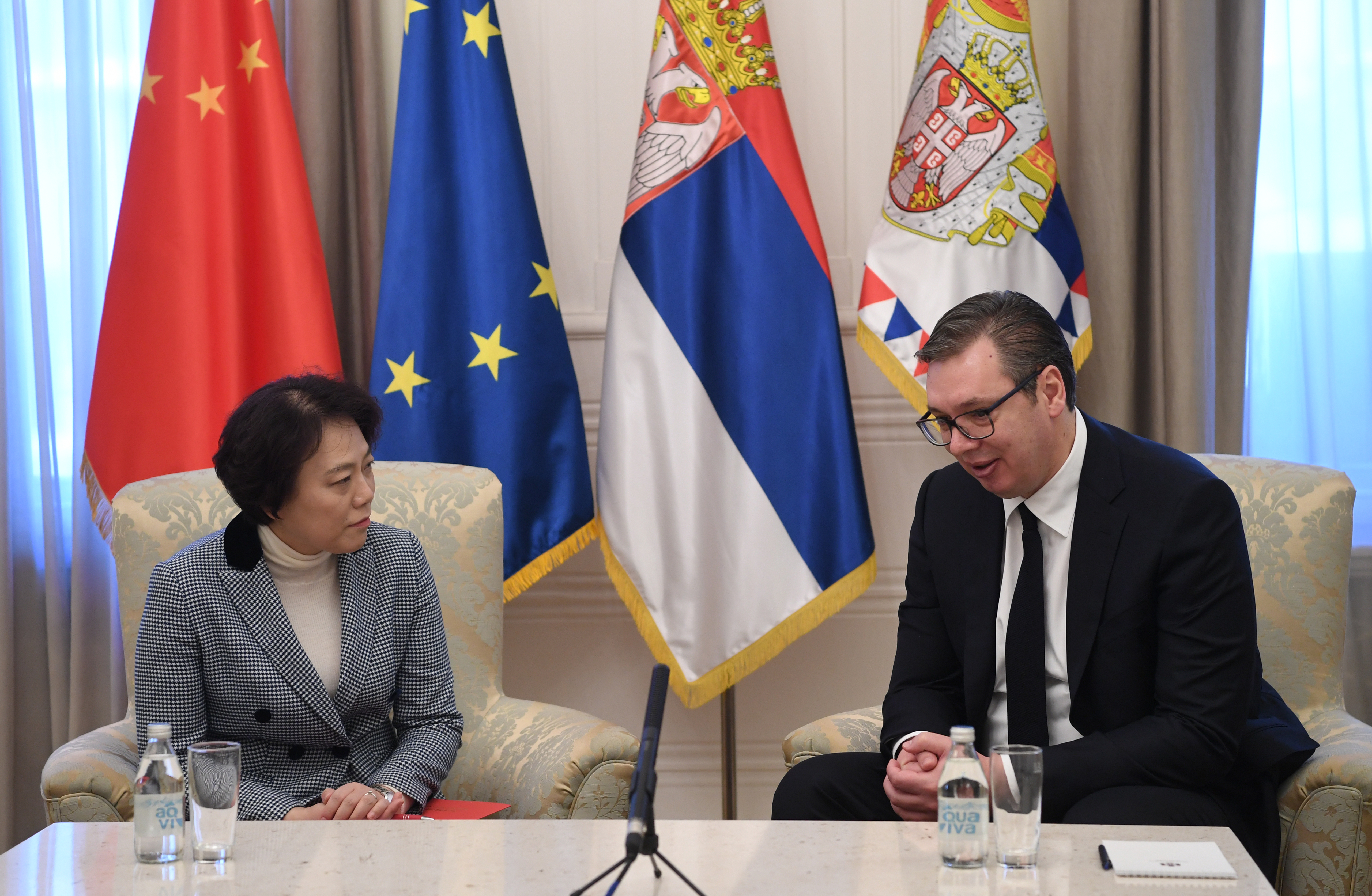 Beograd, 17. marta 2020.- Predsednik Srbije Aleksandar Vucic (D) sastao se danas sa ambasadorkom NR Kine u Srbiji Cen Bo (L ).
