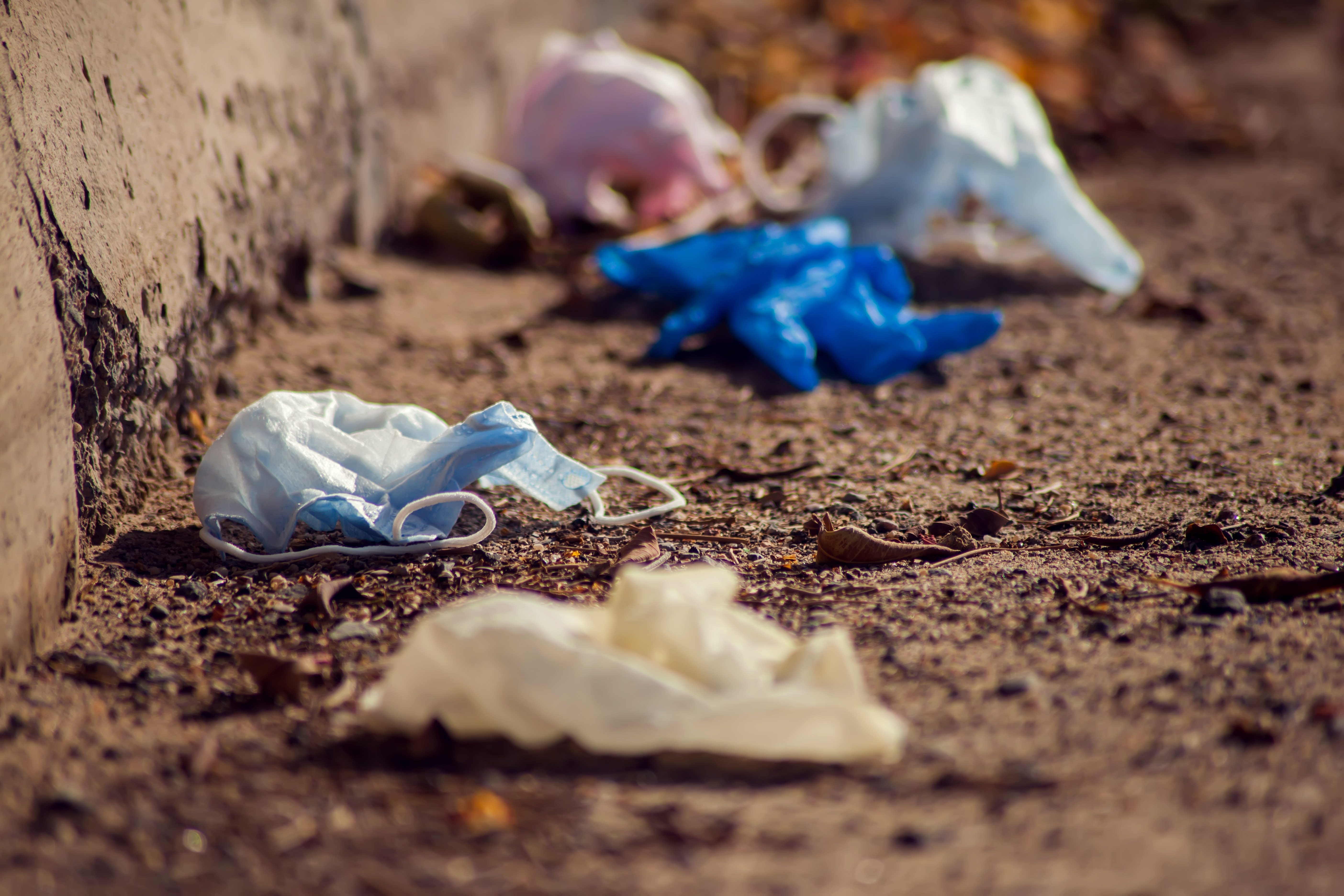 Maska, koronavirus, smeće, đubre, djubre, bacanje maske Foto: Shutterstock