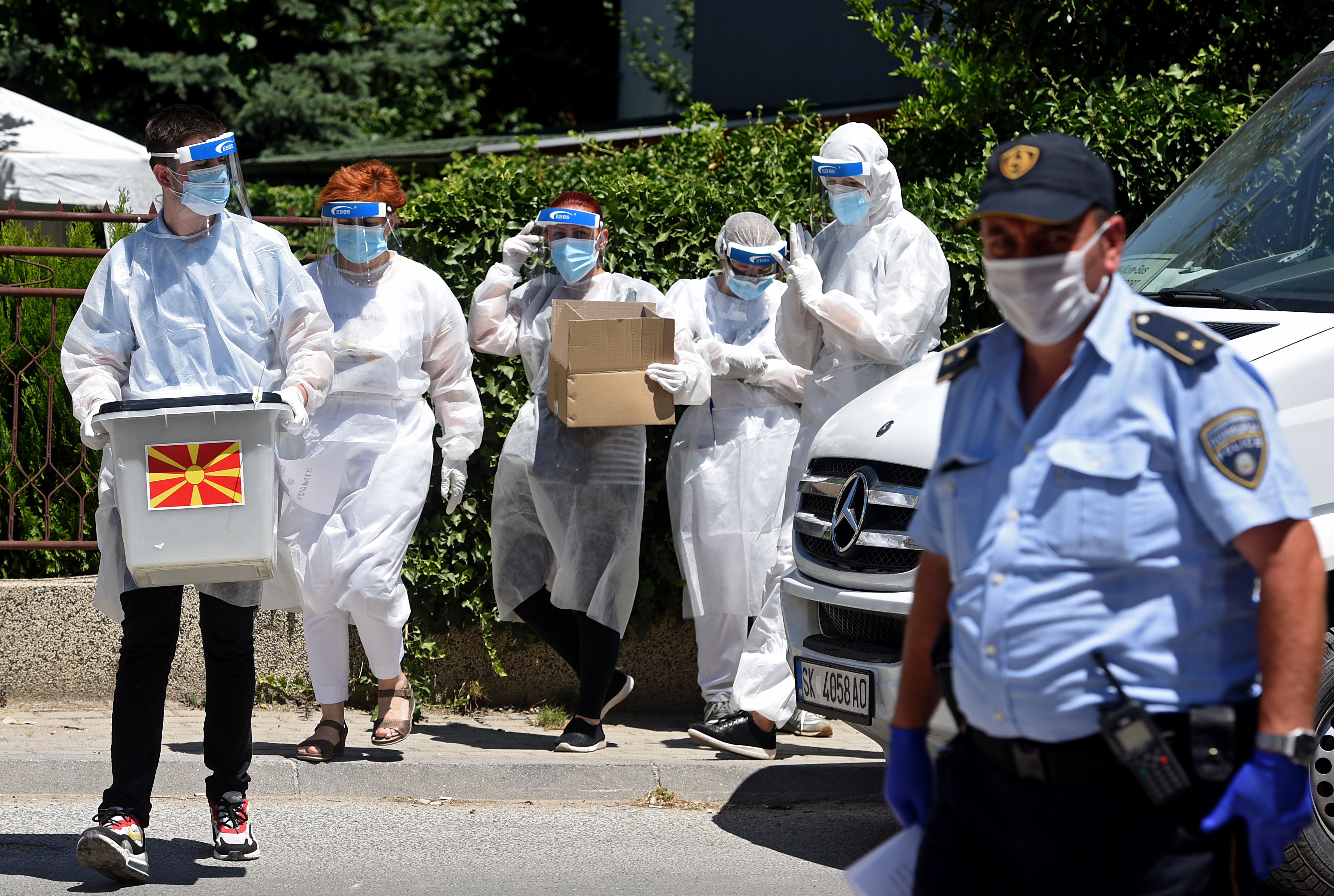 Makedonija glasanje, Covid-19 infected persons vote in Skopje