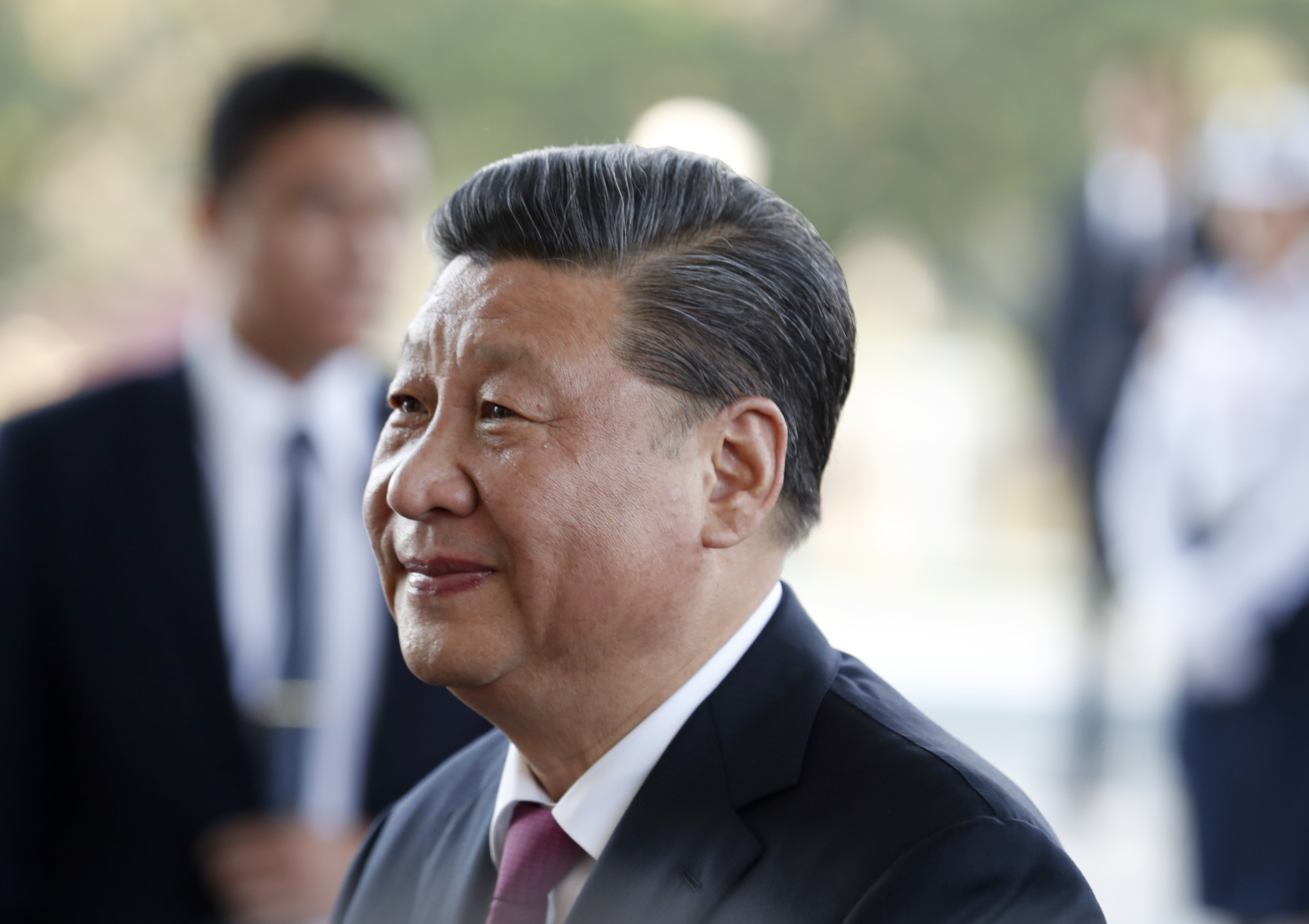 epa08135446 Chinese President Xi Jinping (C) arrives to the presidential house in Naypyitaw, Myanmar, 17 January 2020. President Xi is on a two-day official visit to Myanmar.  EPA-EFE/NYEIN CHAN NAING
