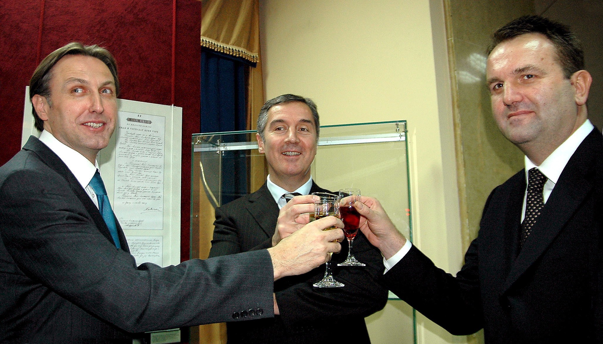 ELECTED PRIME MINISTER WITH OUTGOING PRIME MINISTER AND PARLIAMENT SPEAKER   izbori u crnoj gori