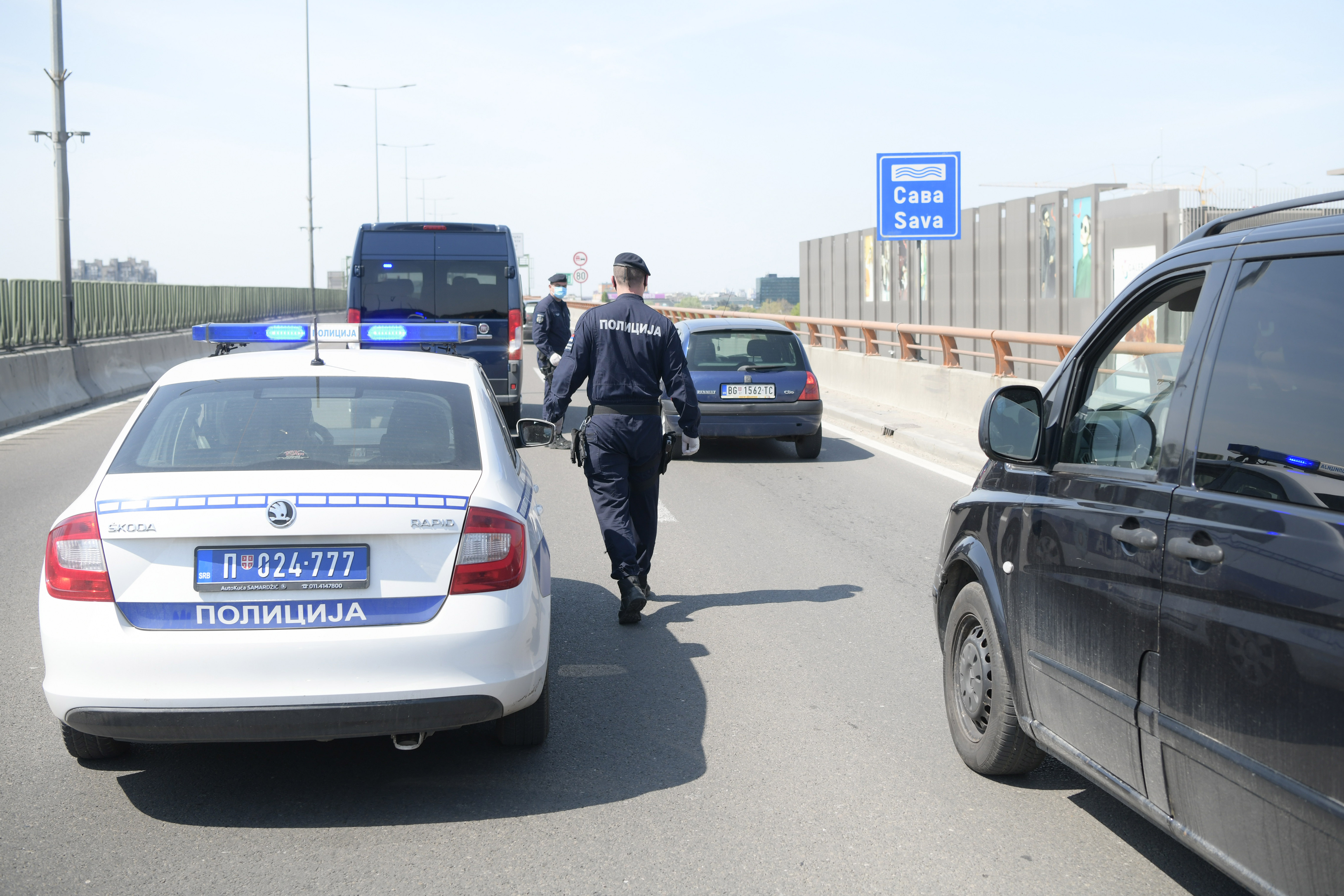 Beograd 18.04.2020. Policijska kontrola na mostu Gazela tokom vanrednog stanja i zabrane kretanja u narednih par dana policija Foto:Goran Srdanov/Nova.rs