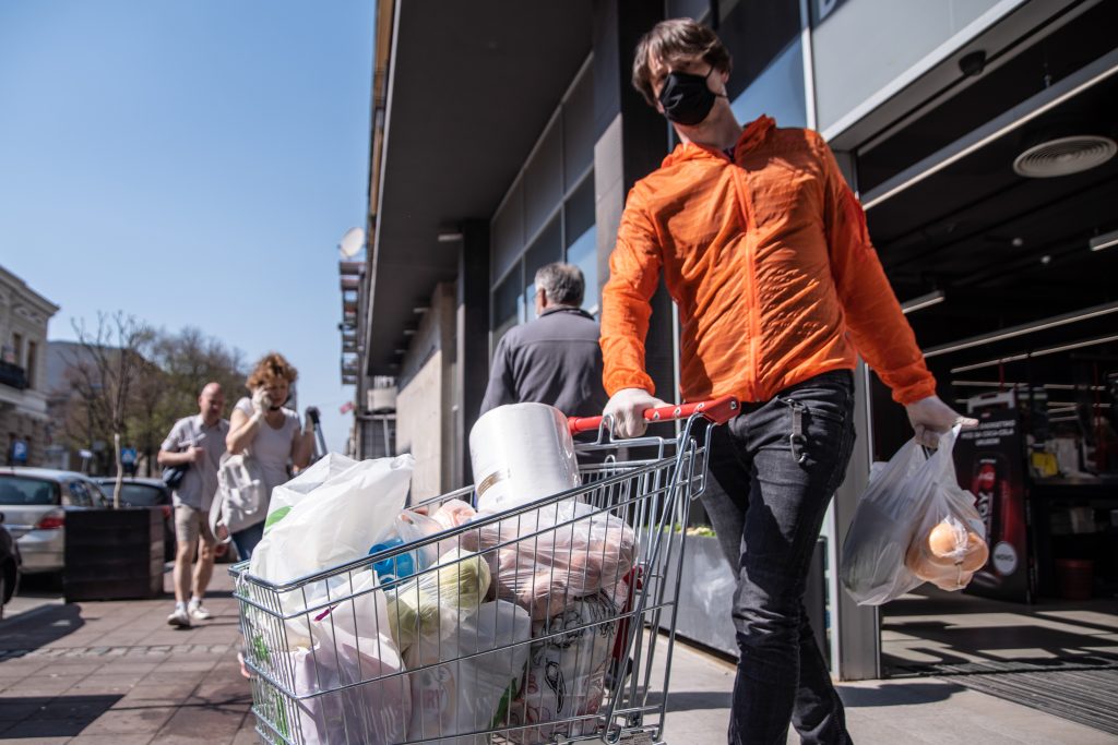 Beograd 09.04.2020. Koronavirus, kupovina, šoping pred vikend karantin, gužva, prodavnice Foto: Dragan Mujan/Nova.rs