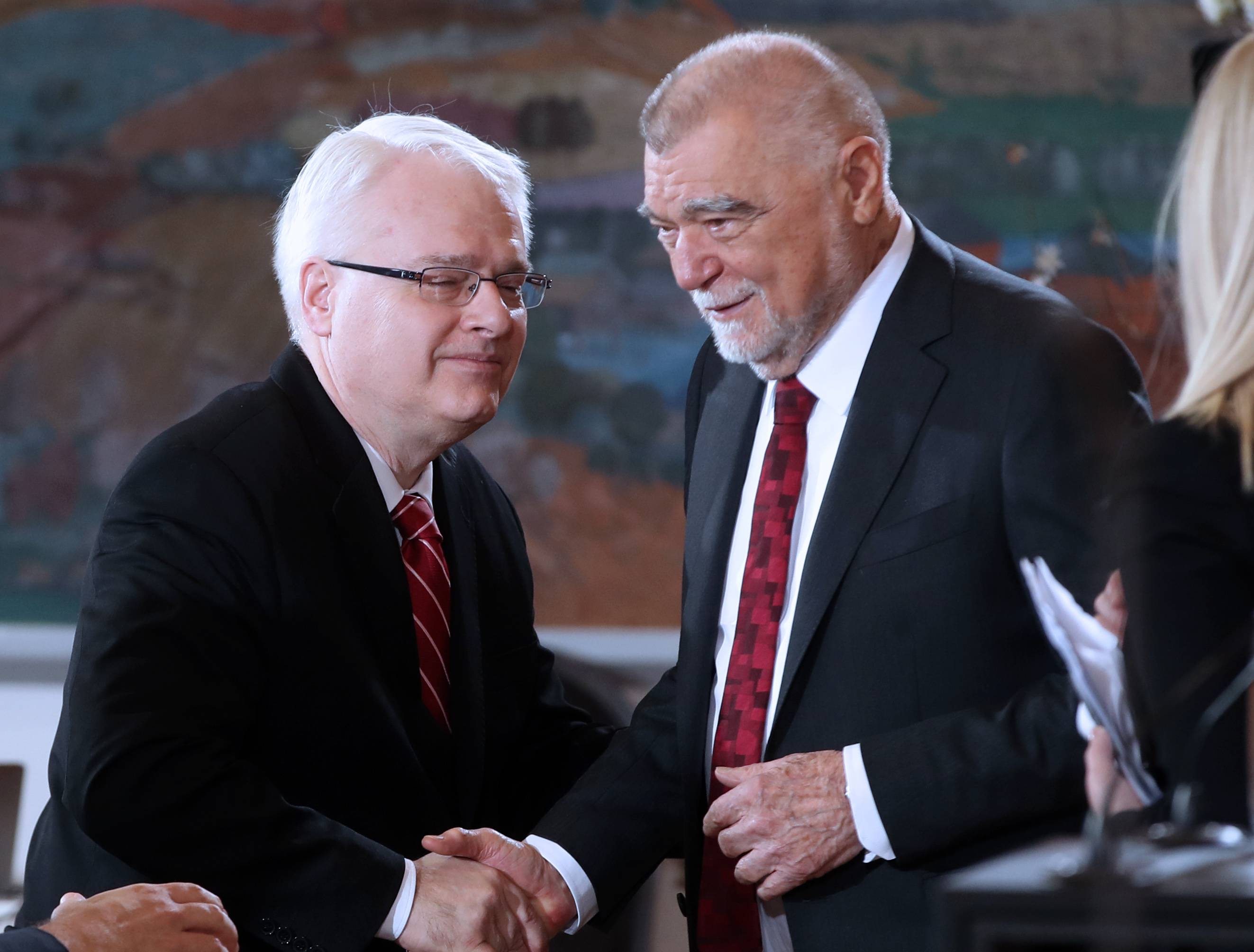 Zagreb, 18.02.2020 - Svecana ceremonija inauguracije izabranog predsednika Hrvatske Zorana Milanovica, danas u Zagrebu. Na fotografiji bivsi predsednici Hrvatske Ivo Josipovic (L) i Stjepan Mesic (D). (BETAPHOTO/HINA/Damir SENCAR/MO)
