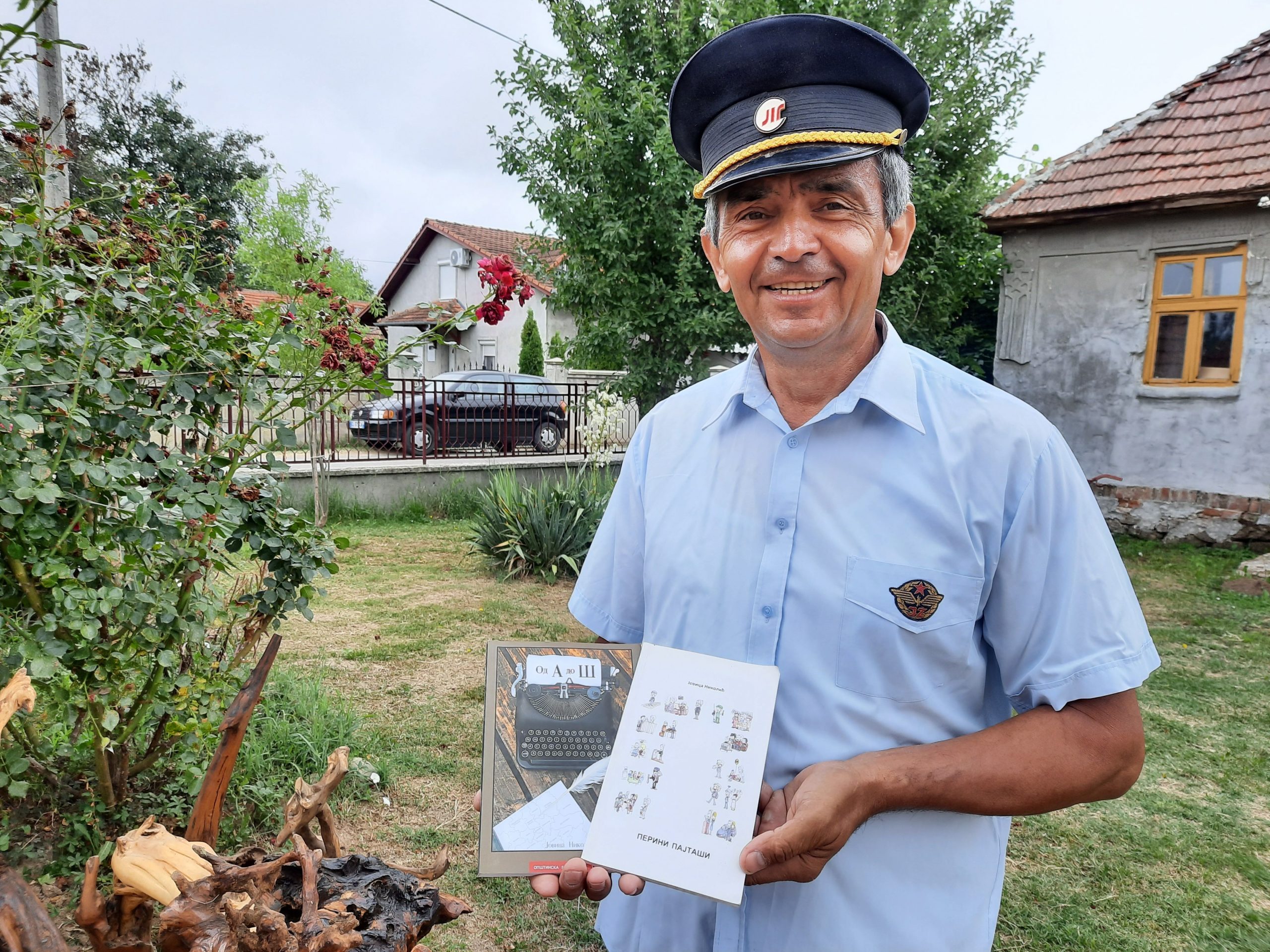 vatrogasac iz Lapova, koji piše priče na isto slovo .on ''iz glave'' kazuje svoje šaljive priče.