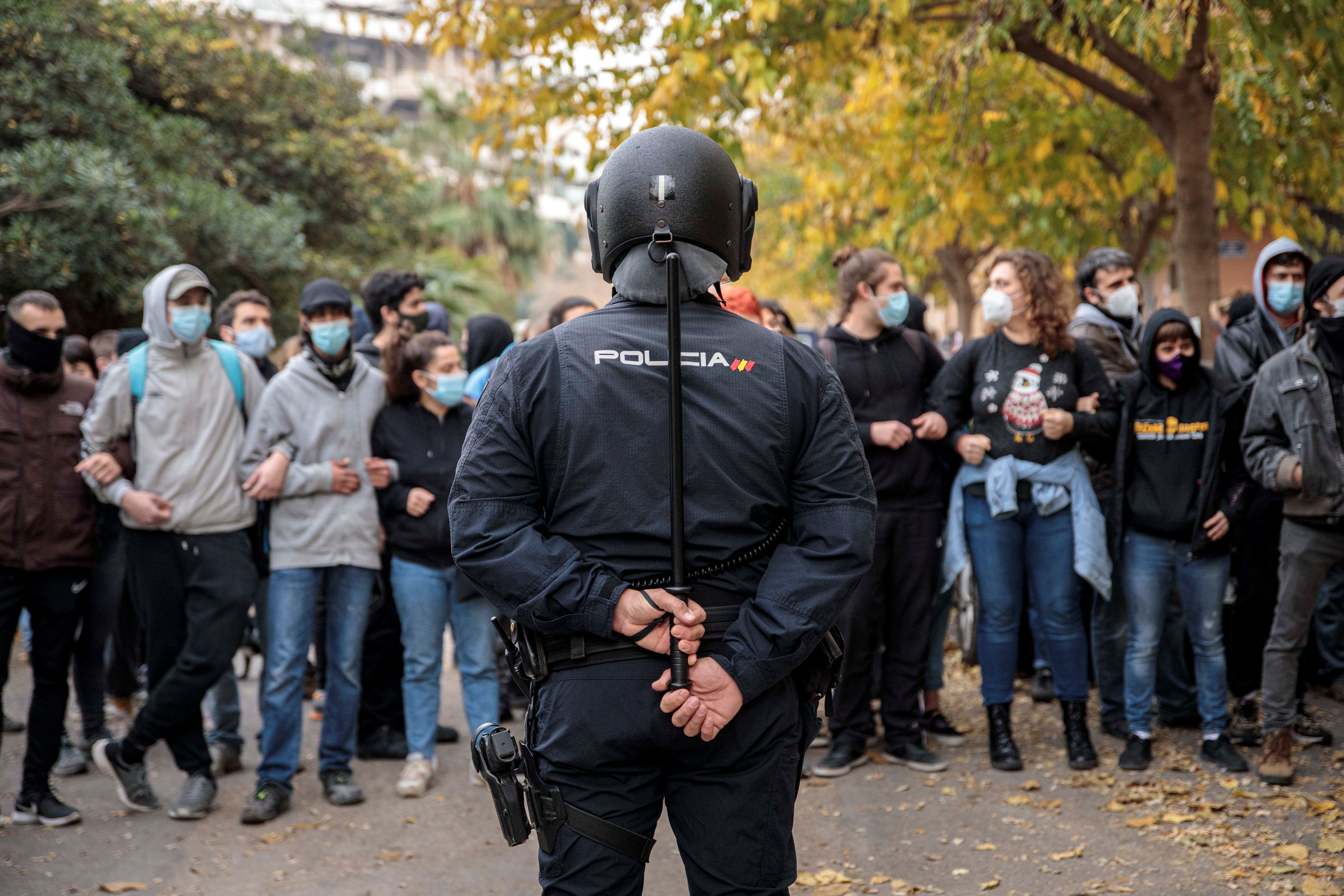 Police operation for the eviction of squatters from a building in Valencia