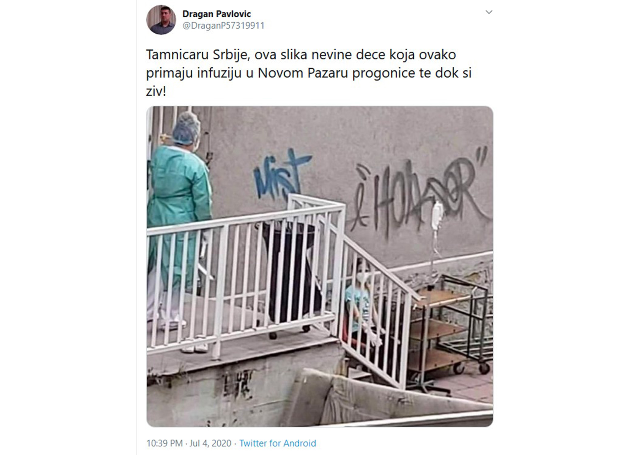 Novi Pazar, Dete, infuzija, dete prima infuziju ispred bolnice u Novom Pazaru