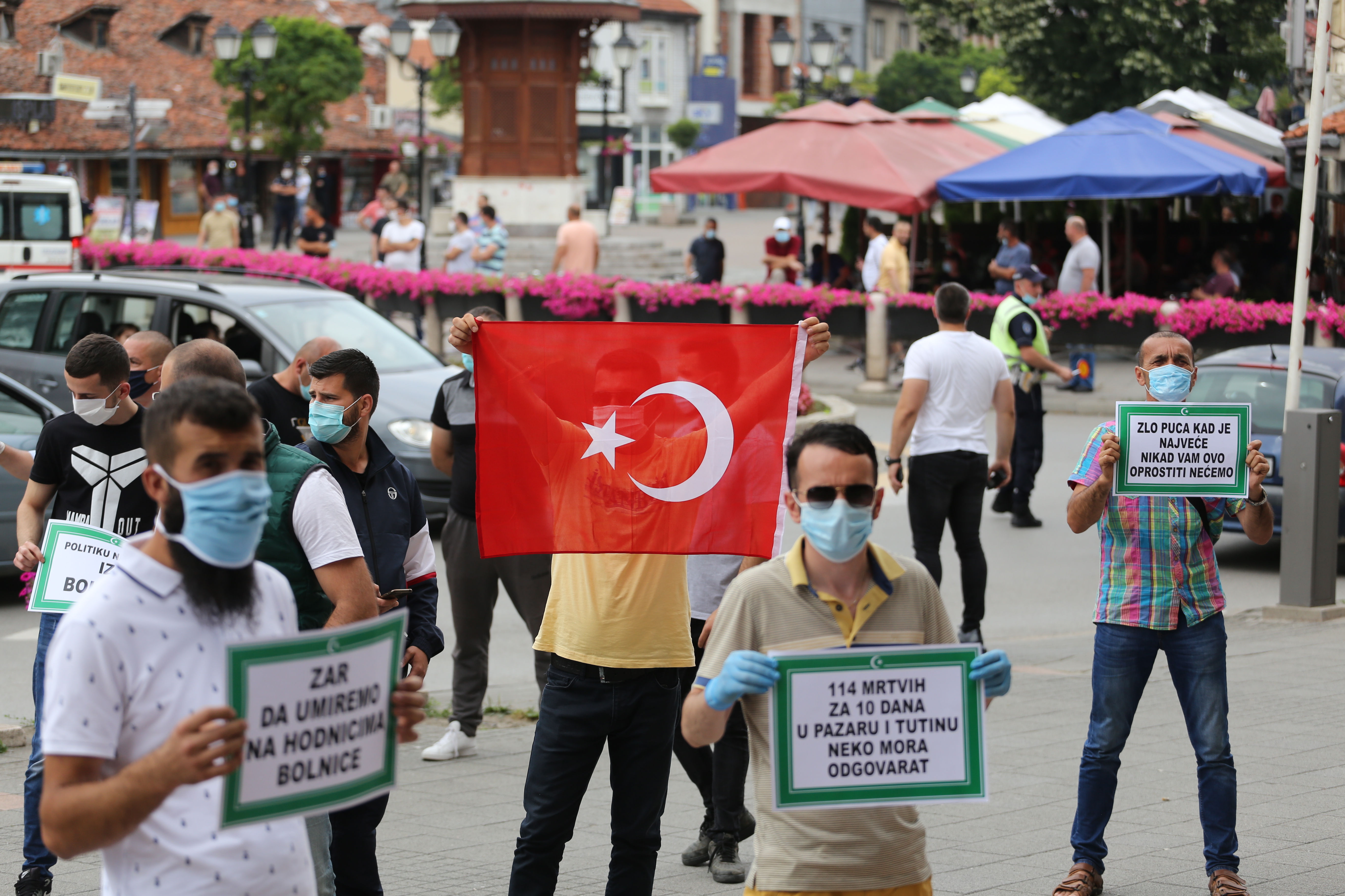 Novi Pazar, 05.07.2020. Protest ispred Gradske uprave u Novom Pazaru Foto: Irfan Ličina/Nova.rs