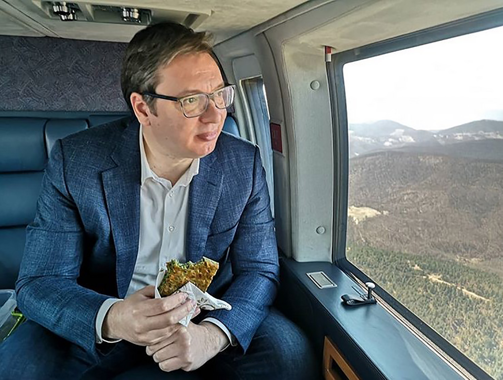 Aleksandar Vucic u helikopteru, helikopter, pita, jede pitu, gibanicu, gibanica