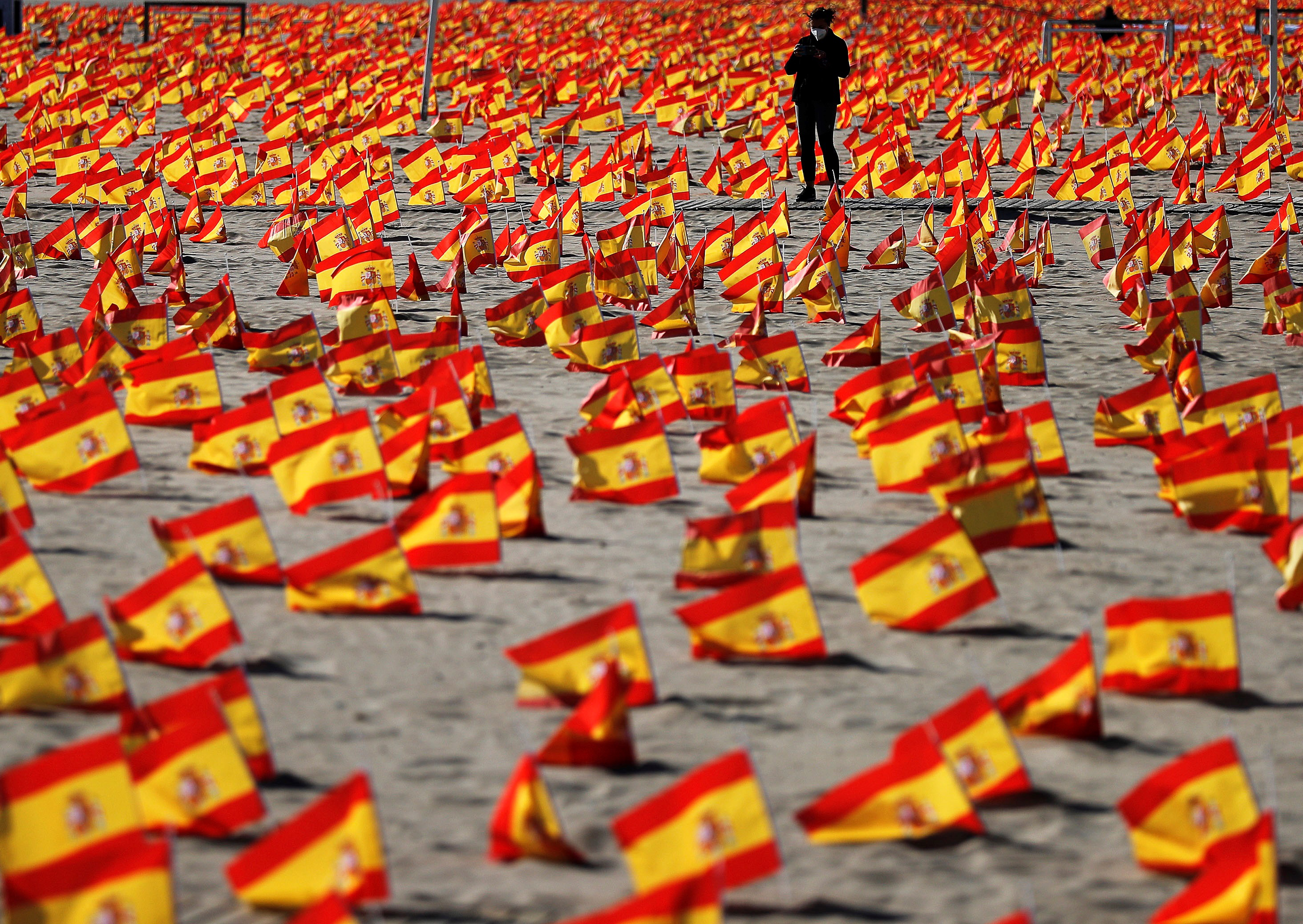 53,000 flags to remember COVID-19 victims in Spain