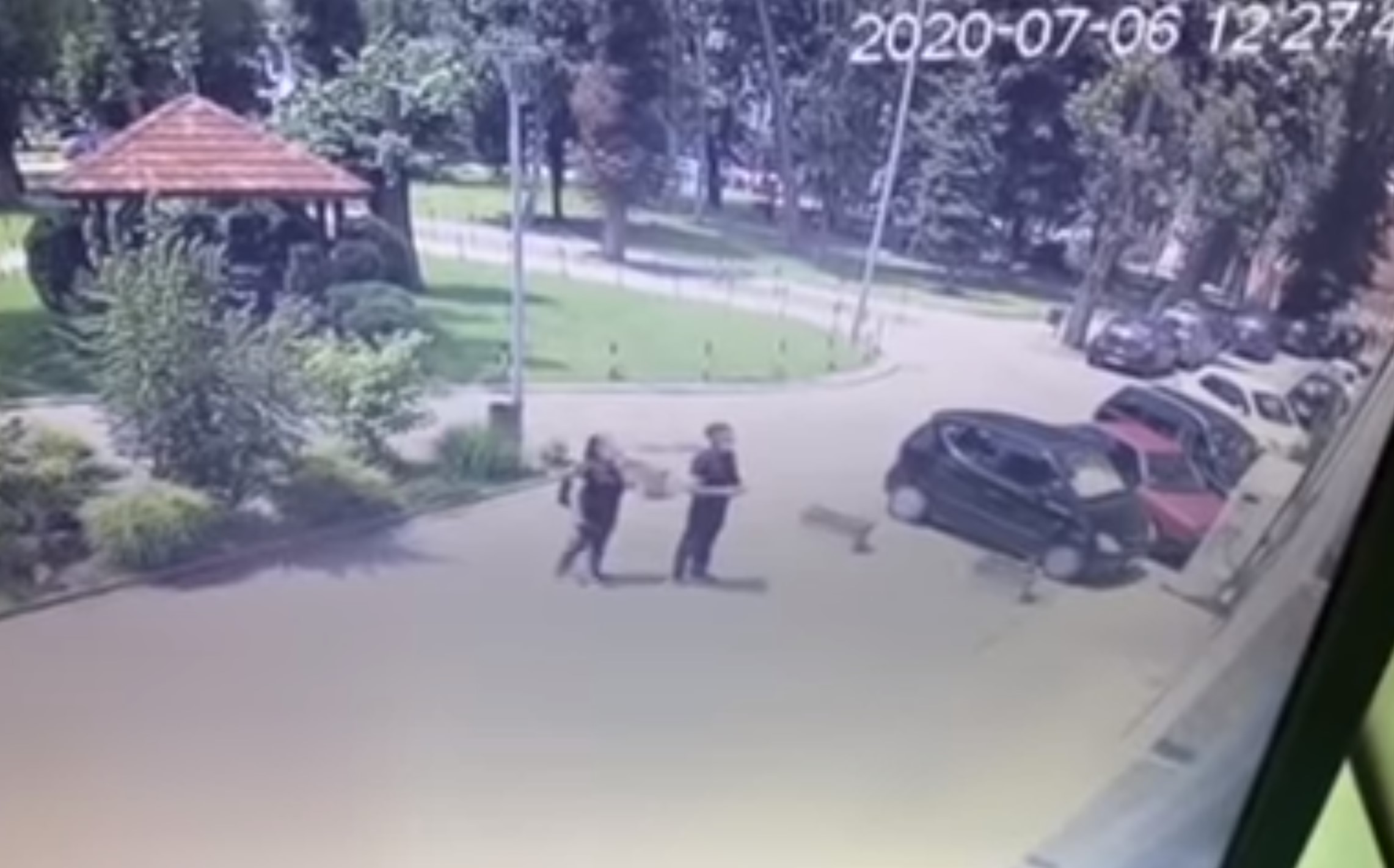 Niš, Pacijenti kovid bolnice u Nišu bacaju svoje stvari porodici kroz prozor