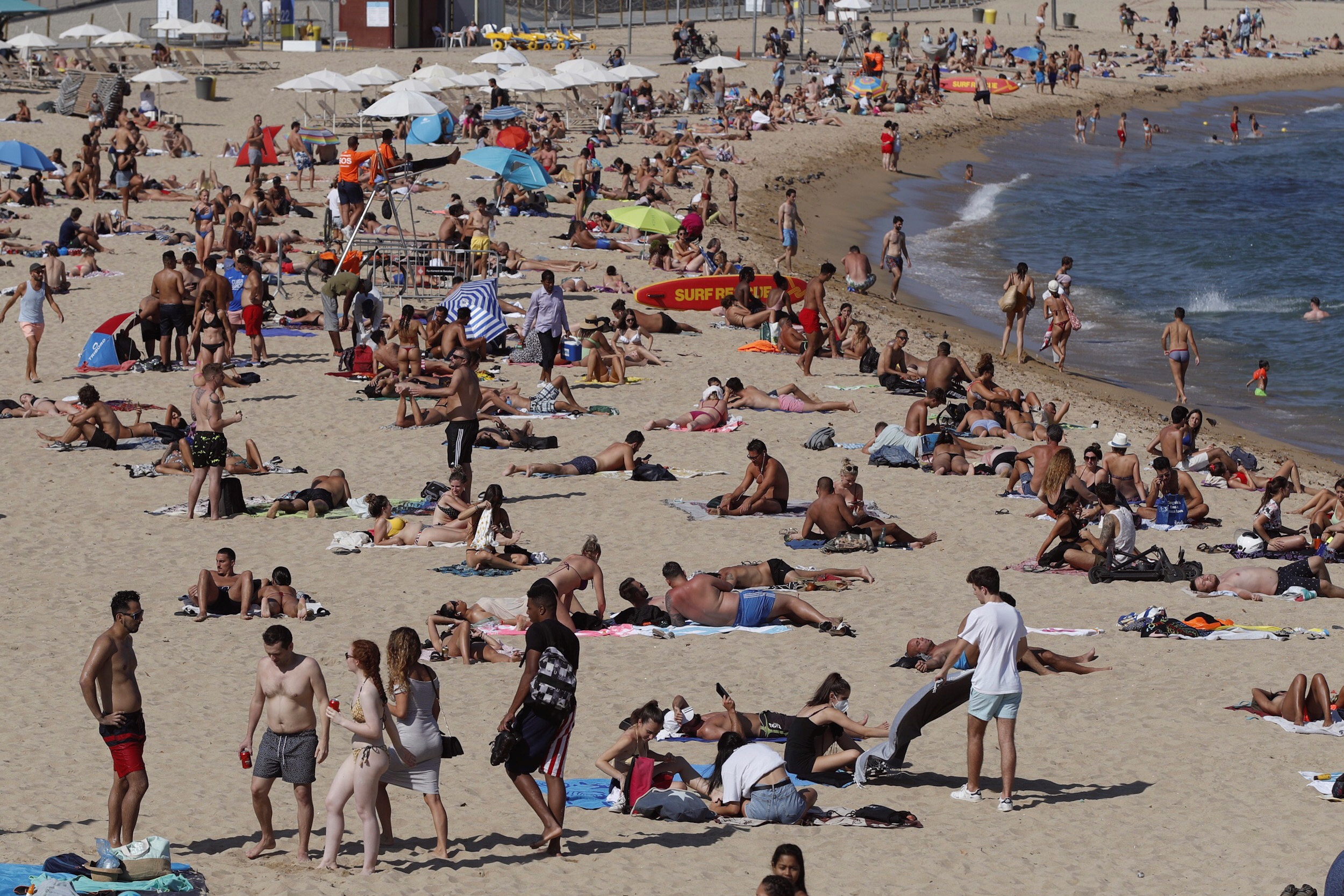 Barselona plaža, Catalan government imposes fresh measures to control new spikes in coronavirus cases