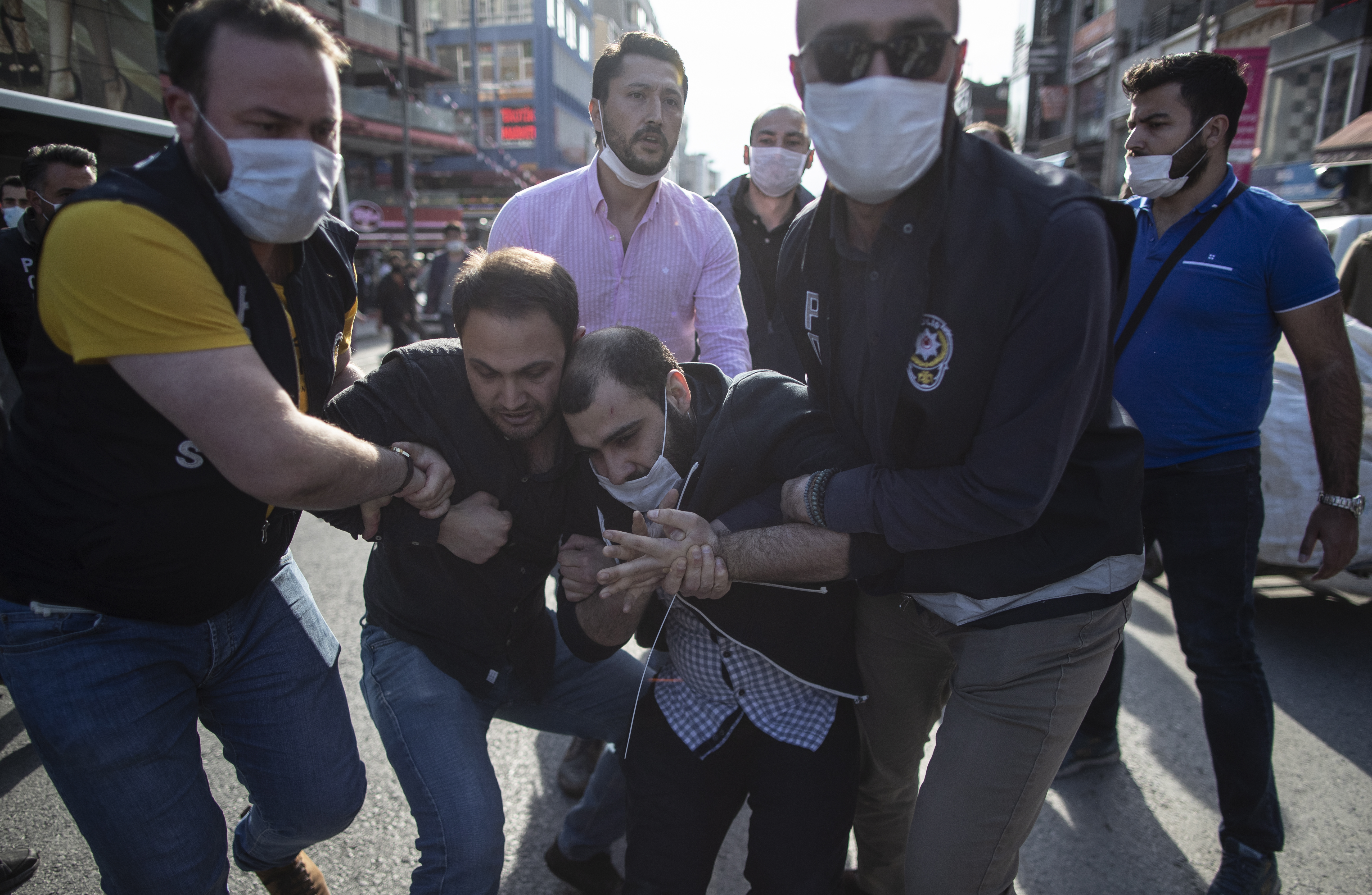 epa08460966 Turkish police take into custody a protester  during a protest against police violence around the world following the deadly arrest of George Floyd in Minneapolis, in Istanbul, Turkey, 02 June 2020.  EPA-EFE/ERDEM SAHIN