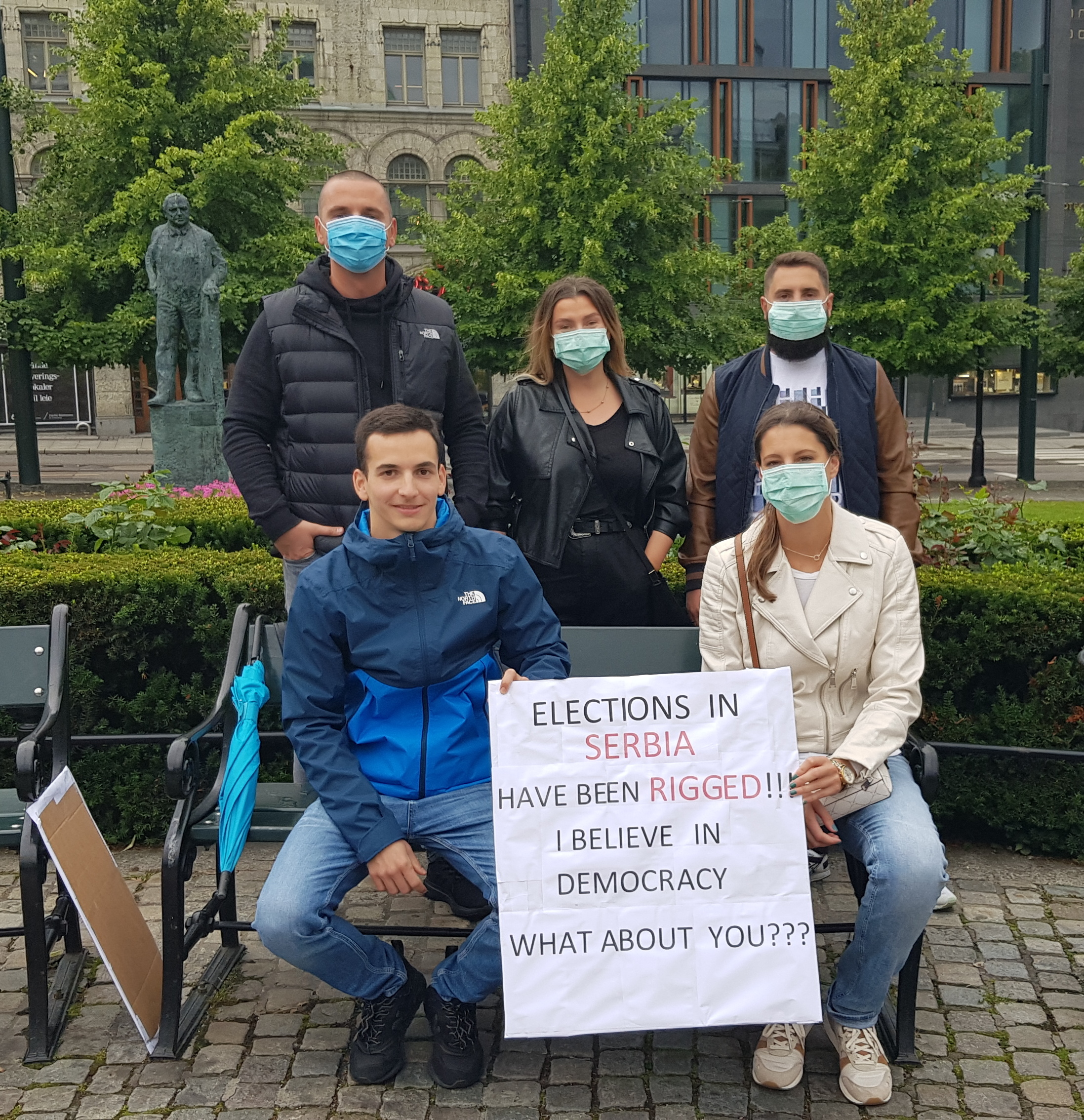 Protest državljana Srbije ispred norveškog parlamenta