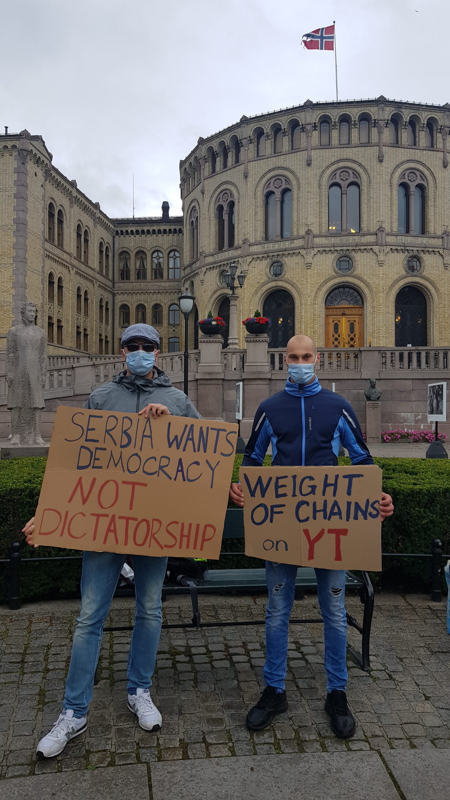 Protest državljana Srbije ispred norveškog parlamenta