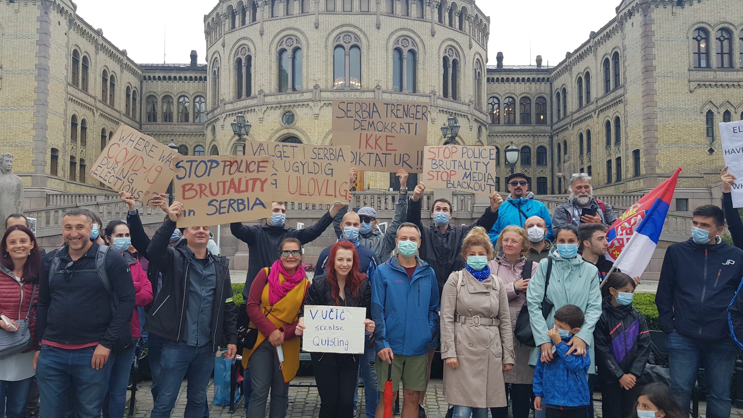 Protest državljana Srbije ispred norveškog parlamenta