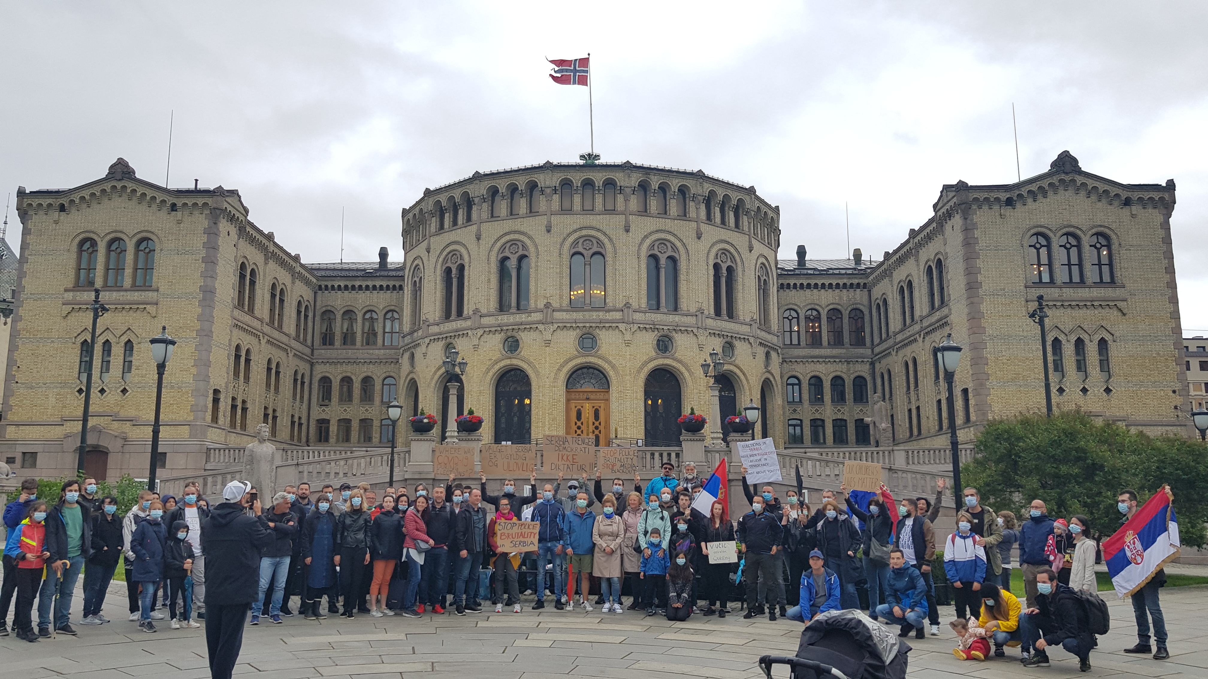Protest državljana Srbije ispred norveškog parlamenta
