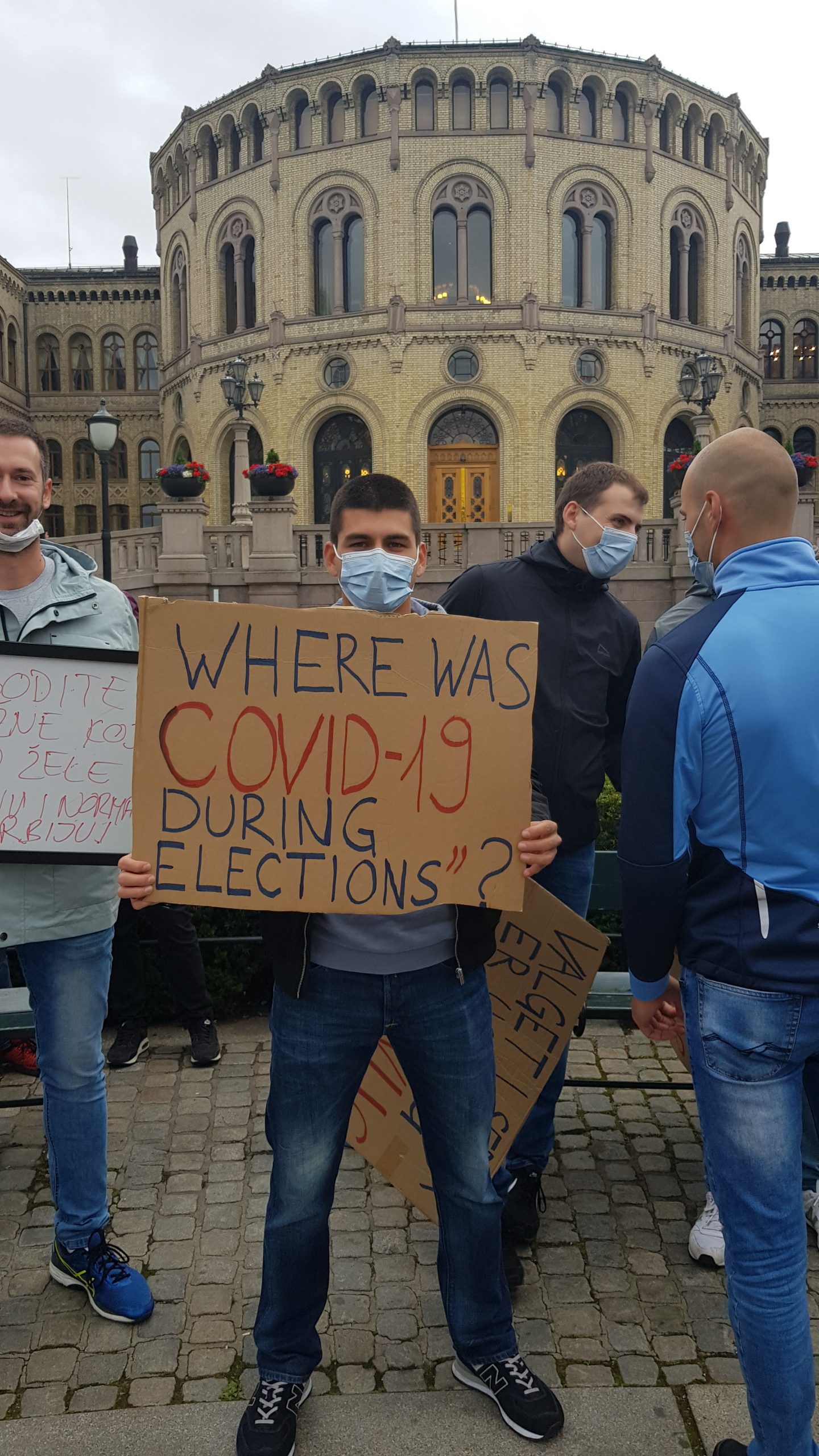 Protest državljana Srbije ispred norveškog parlamenta
