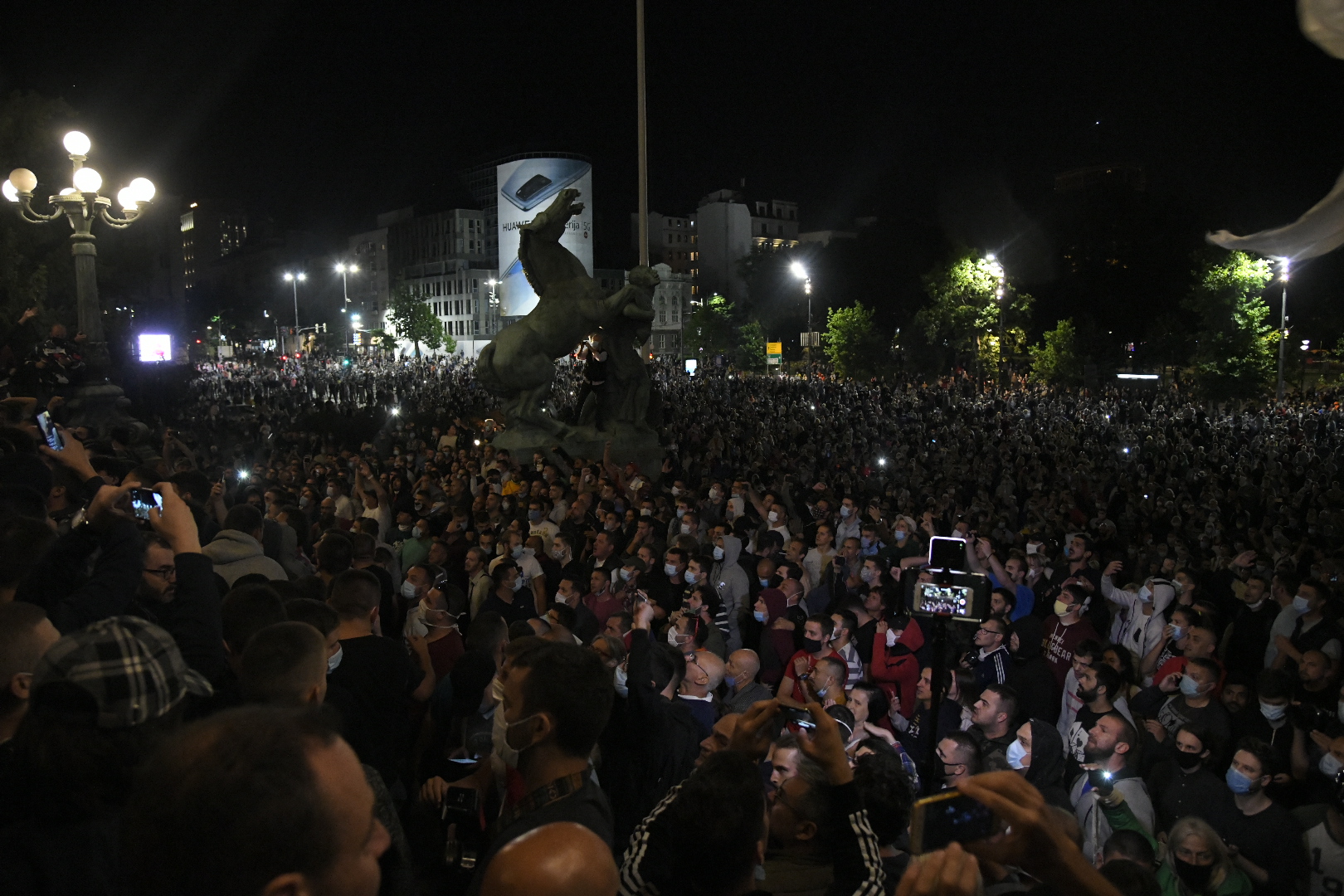 Beograd, 07.07.2020. Skupština, Spontani Protest protiv Vučića i policijskog časa Foto: Nemanja Jovanović/Nova.rs