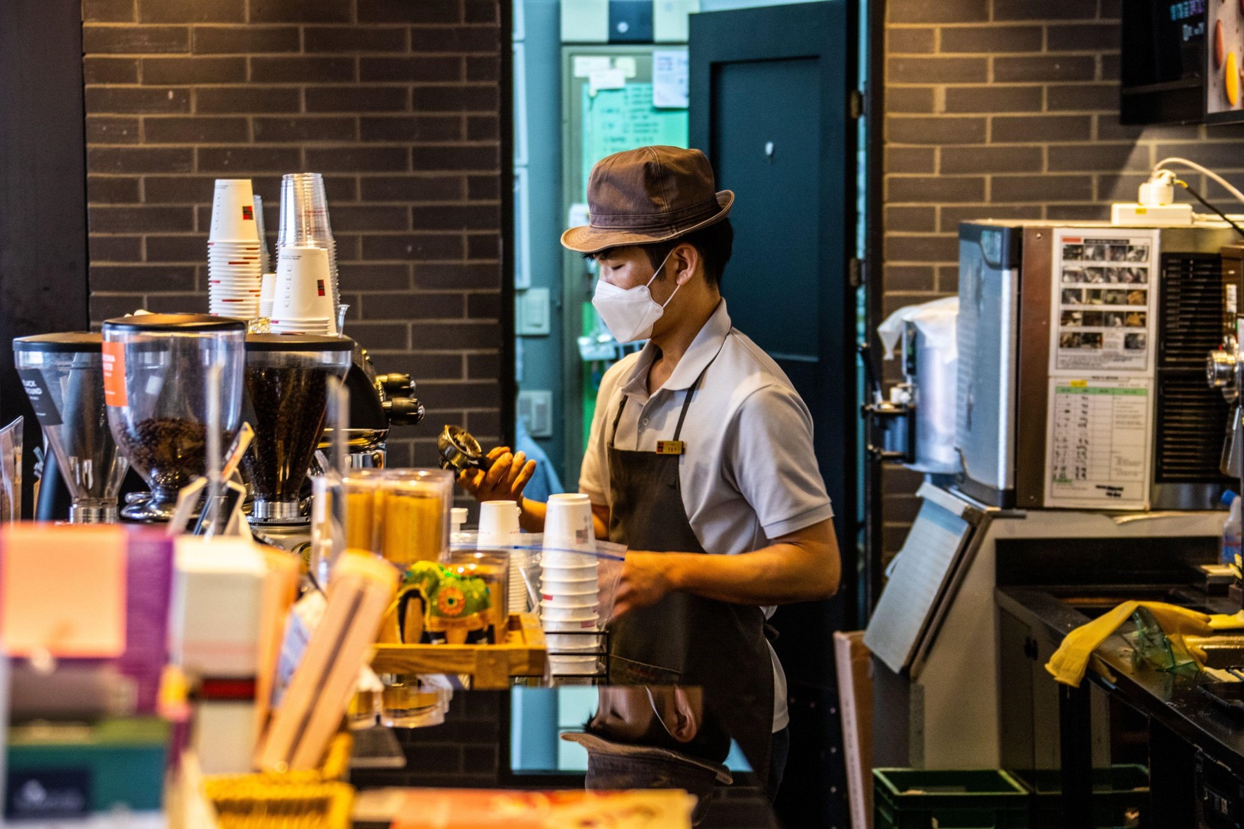 Barista at Twosome Place cafe wearing a mask during the Coronavirus pandemic, Seoul, South Korea