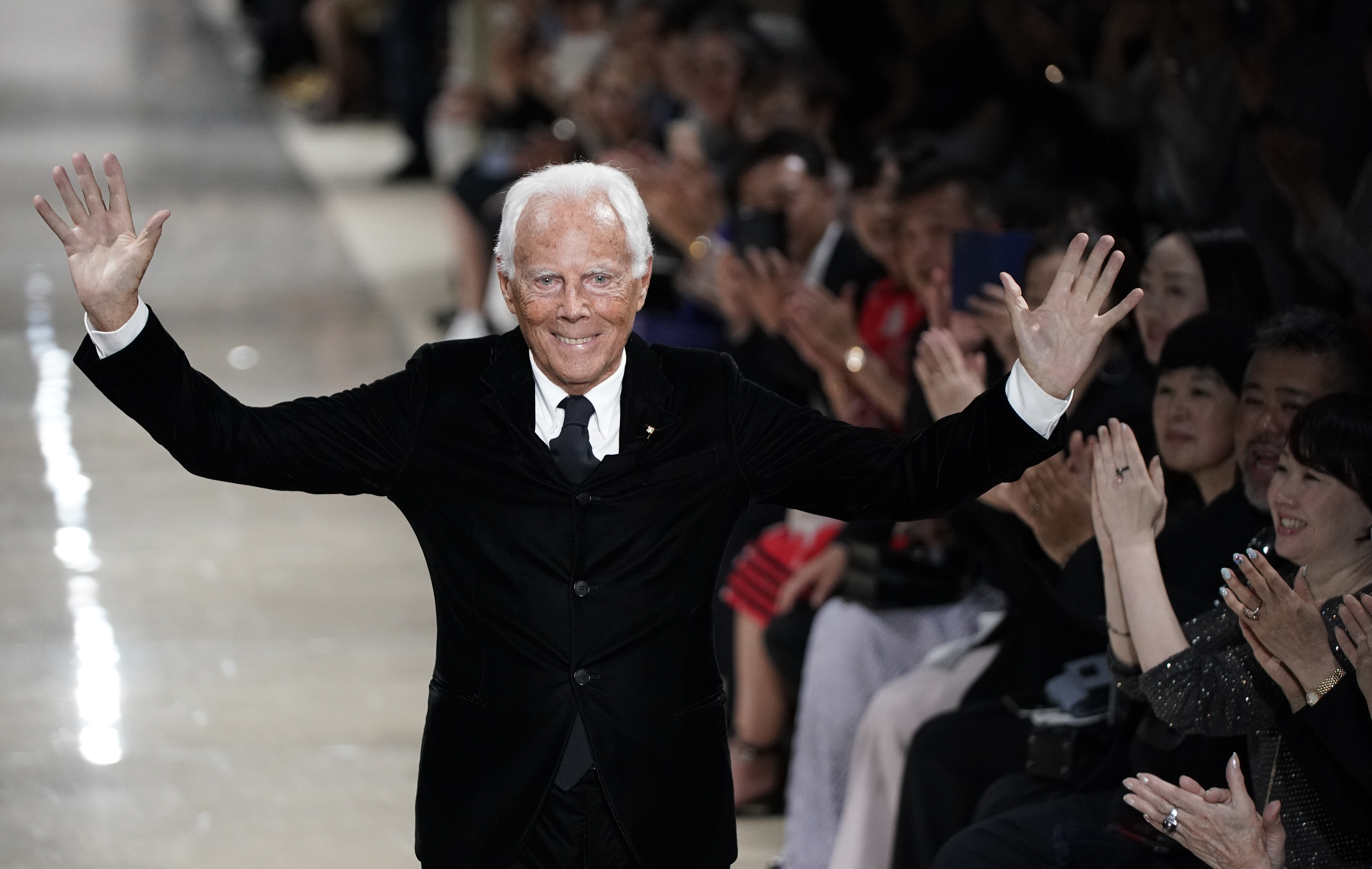 Đorđo Armani  epaselect epa07597230 Italian fashion designer Giorgio Armani greets the audience after the presentation of his Cruise collection 2020 at the Tokyo National Museum in Tokyo, Japan, 24 May 2019.  EPA-EFE/FRANCK ROBICHON