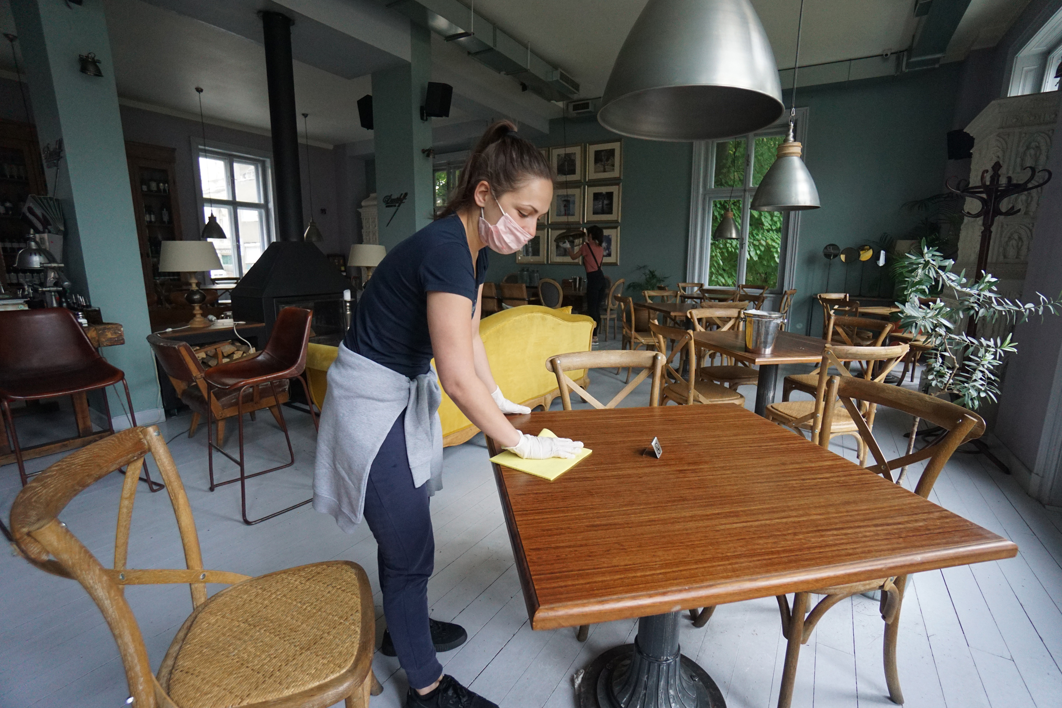 Beograd, 2. maja 2020. - Zaposleni u restoranu "Smokvica" se pripremaju za rad od ponedeljka, 4. maja, uz smernice za rad u vanrednim okolnostima. FOTO TANJUG / DRAGAN KUJUNDZIC/ an