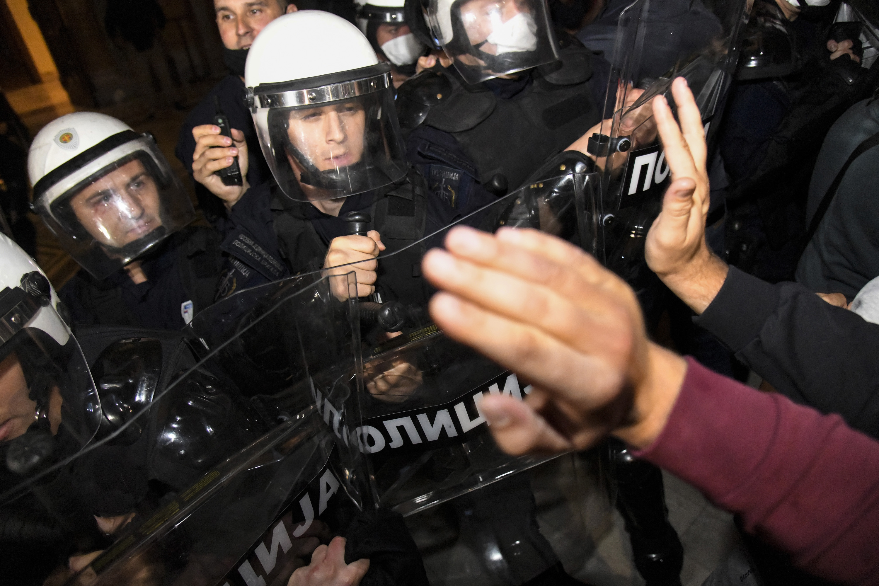 Beograd 07.07.2020. Protest ispred zgrade Narodne skupštine zbog najave uvodjenja policijskog časa. Skupština, Narodna skupština, narod, protest, demonstracija, demonstranti, policija, žandarmerija, upad, ulazak Foto: Nemanja Jovanović/Nova.rs