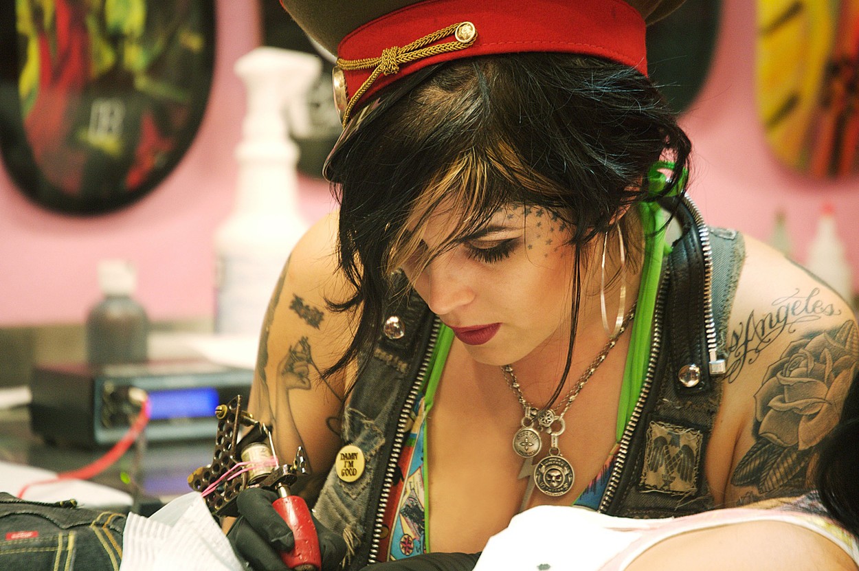 LA INK, Kat Von D, (Season 2), 2007-,., Image: 98930860, License: Rights-managed, Restrictions: For usage credit please use; ©TLC/Courtesy Everett Collection, Model Release: no, Credit line: TLC Collection / Everett / Profimedia