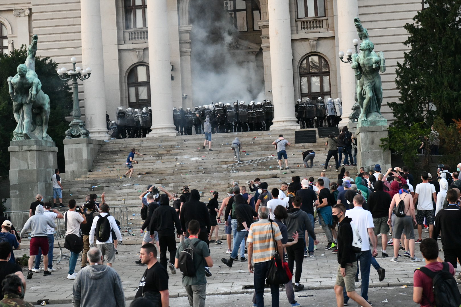 Beograd 08.07.2020. Protest, drugi dan demonstracija, haos, suzavac, paljenje, povređeni, policija Foto: Vladislav Mitić/Nova.rs