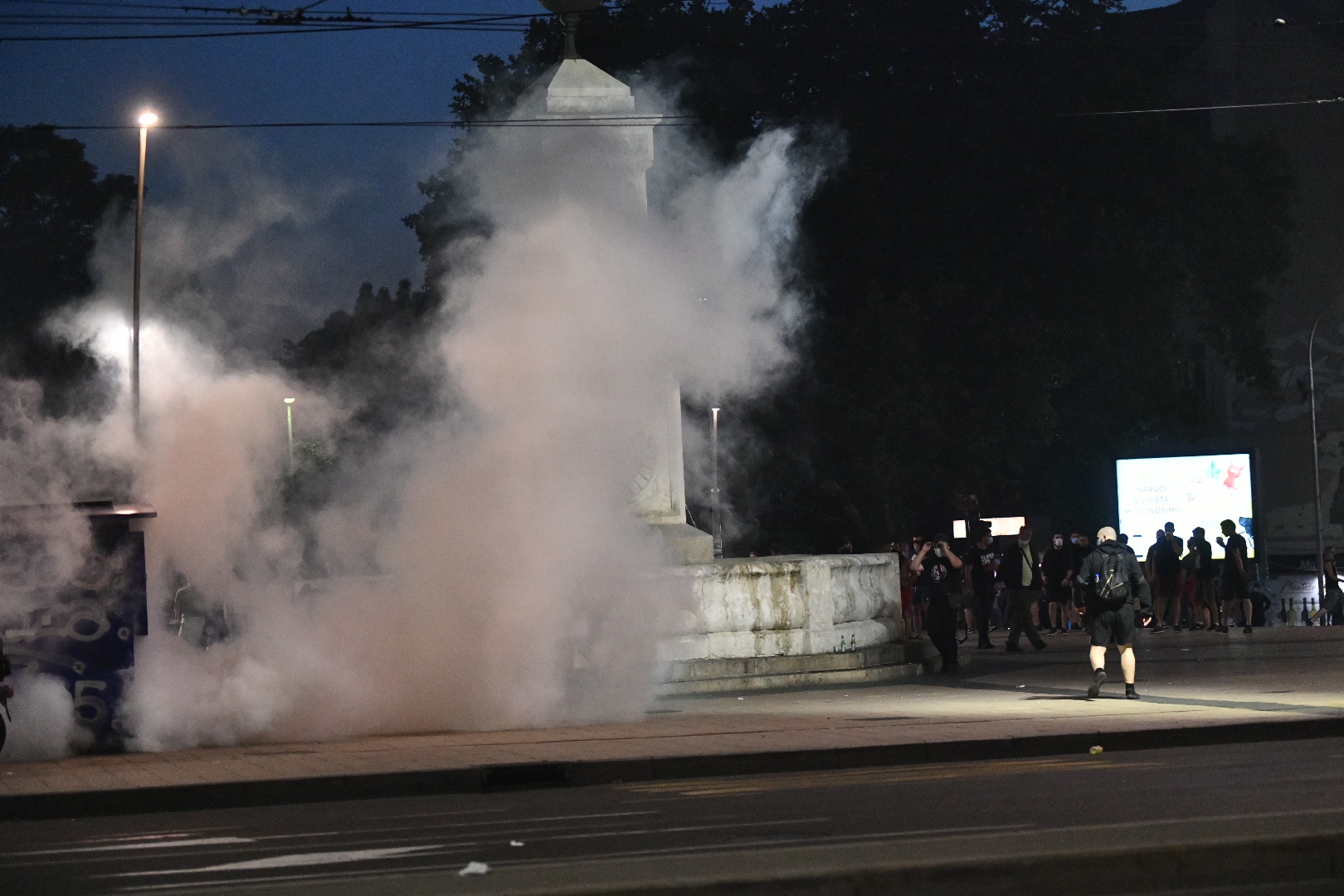 Beograd 08.07.2020. Protest, drugi dan demonstracija, haos, suzavac, paljenje, povređeni, policija, Terazije Foto: Vladislav Mitić/Nova.rs