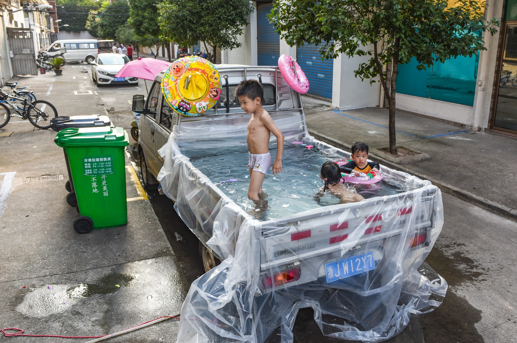 Chinese woman turns truck carriage into swimming pool