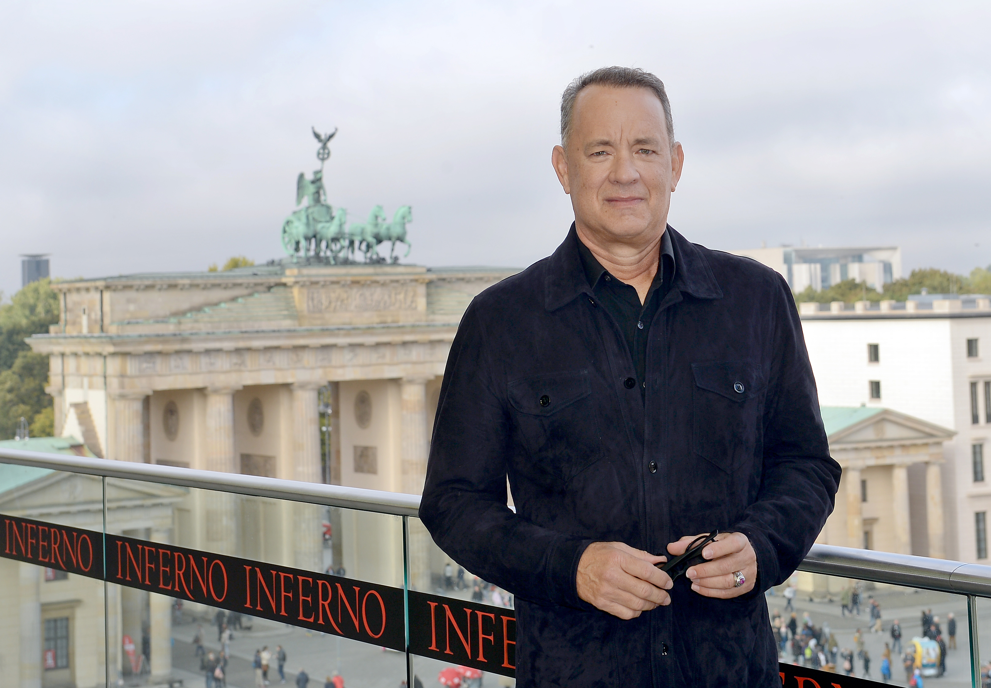 Tom Henks epa05579428 US actor Tom Hanks poses in front of the Brandenburg Gate during the 'Inferno' photocall in Berlin, Germany, 10 October 2016. The movie opens across German theaters on 13 October.  EPA/BRITTA PEDERSEN