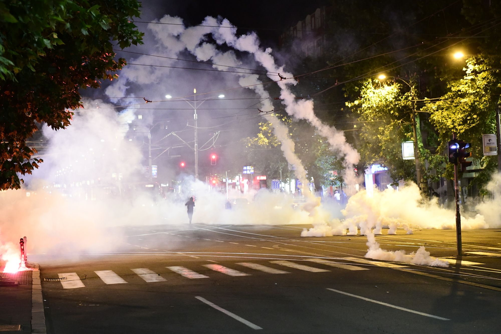 novanova Beograd 08.07.2020. Protest, drugi dan demonstracija, haos, suzavac, paljenje, povređeni, policija Foto: Goran Srdanov/Nova.rs