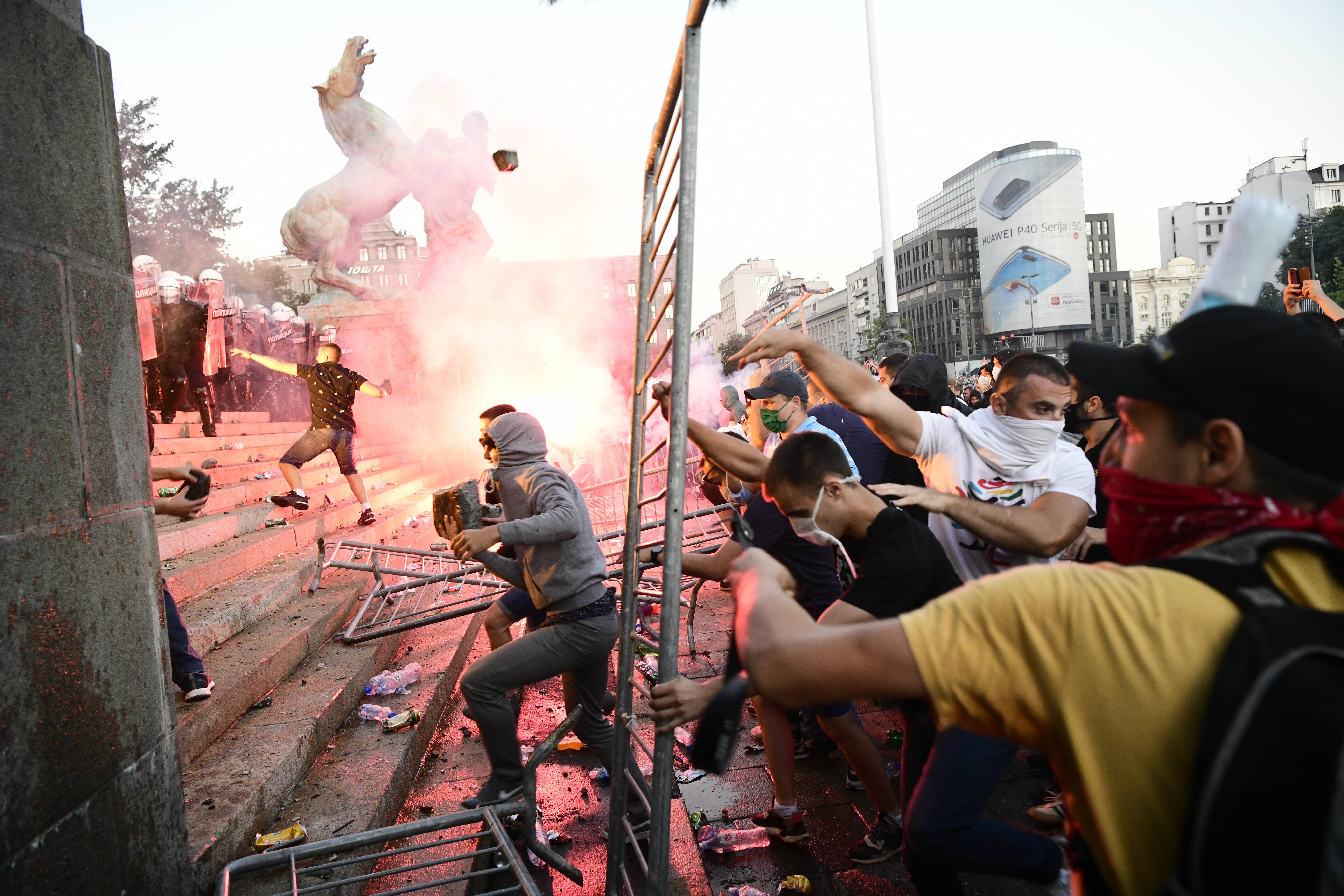 novanova Beograd 08.07.2020. Protest, drugi dan demonstracija, haos, suzavac, paljenje, povređeni, policija Foto: Goran Srdanov/Nova.rs