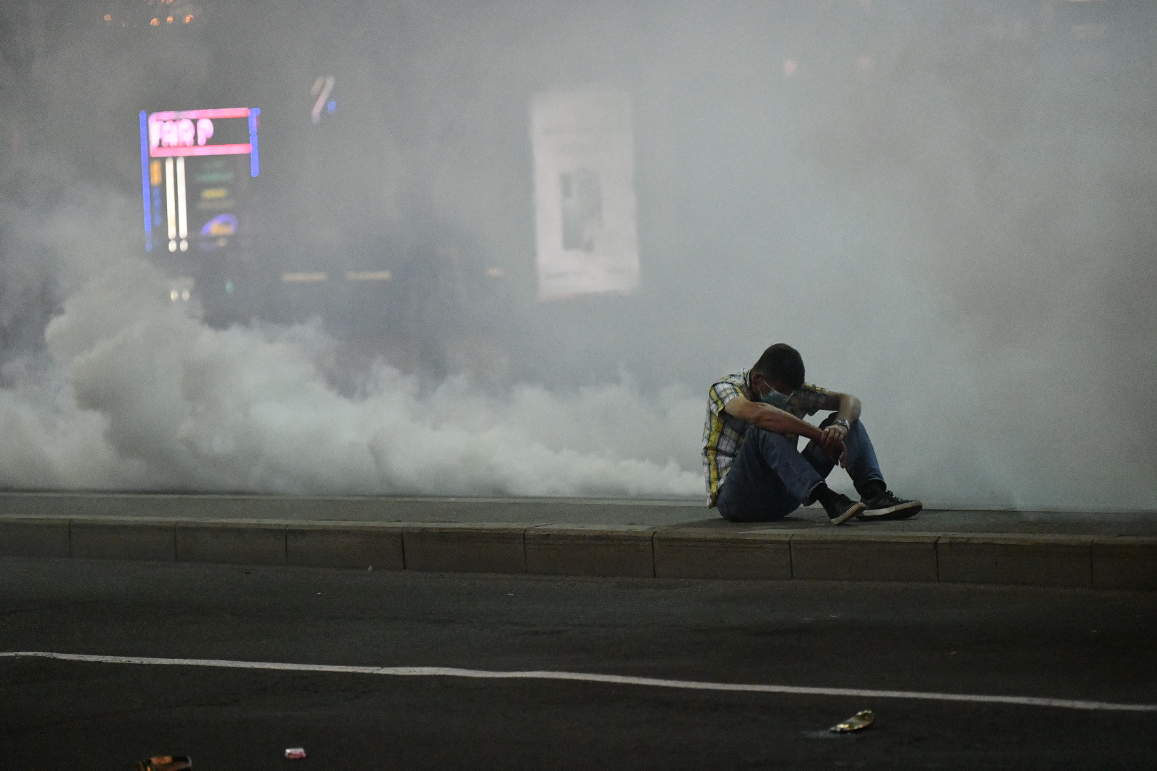 novanova Beograd 08.07.2020. Protest, drugi dan demonstracija, haos, suzavac, paljenje, povređeni, policija, Terazije Foto: Vladislav Mitić/Nova.rs