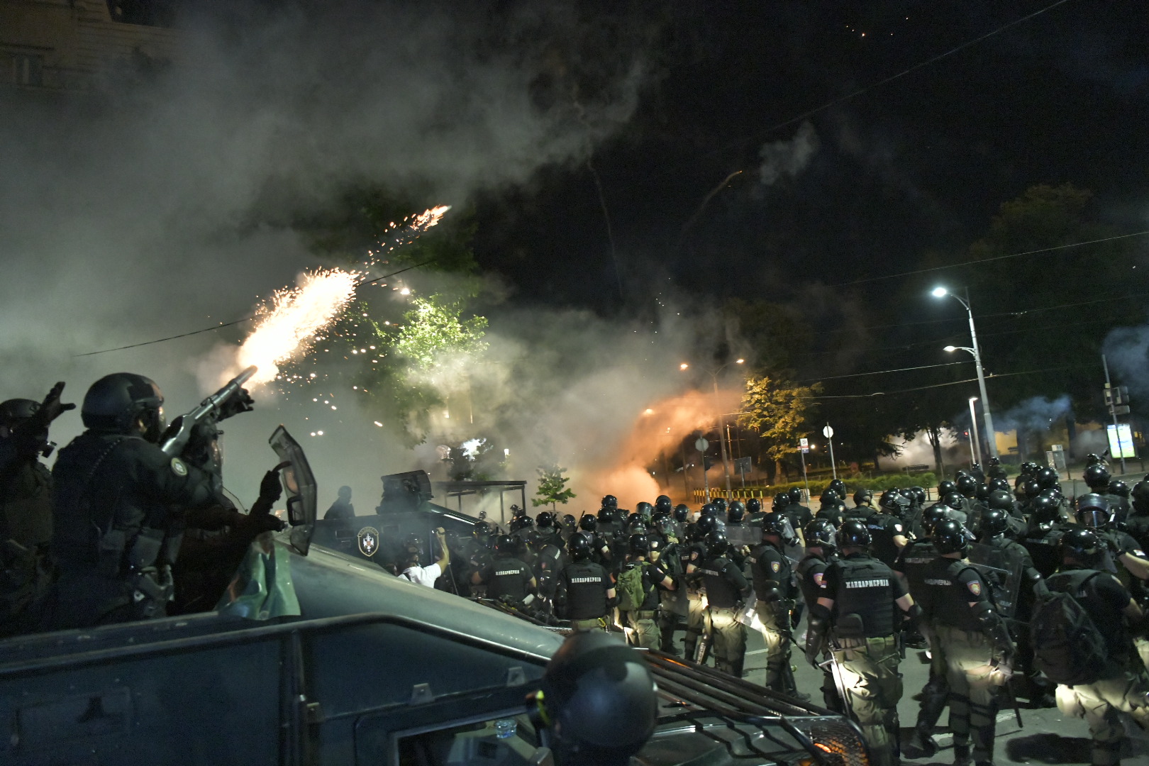 novanova Beograd 08.07.2020. Protest, drugi dan demonstracija, haos, suzavac, paljenje, povređeni, policija Foto: Zoran Lončarević/Nova.rs