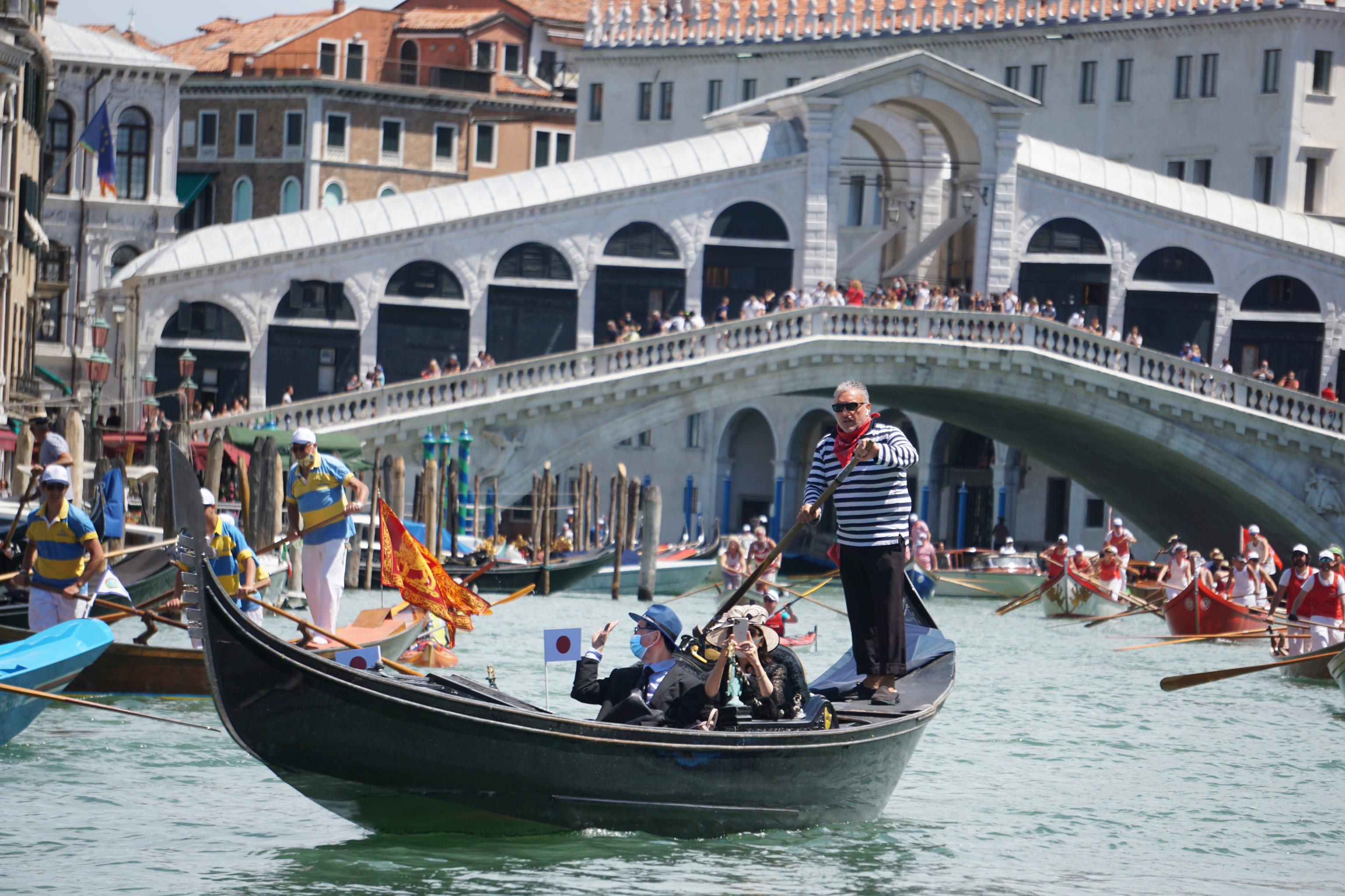 'Vogada della Rinascita' gondola parade in Venice