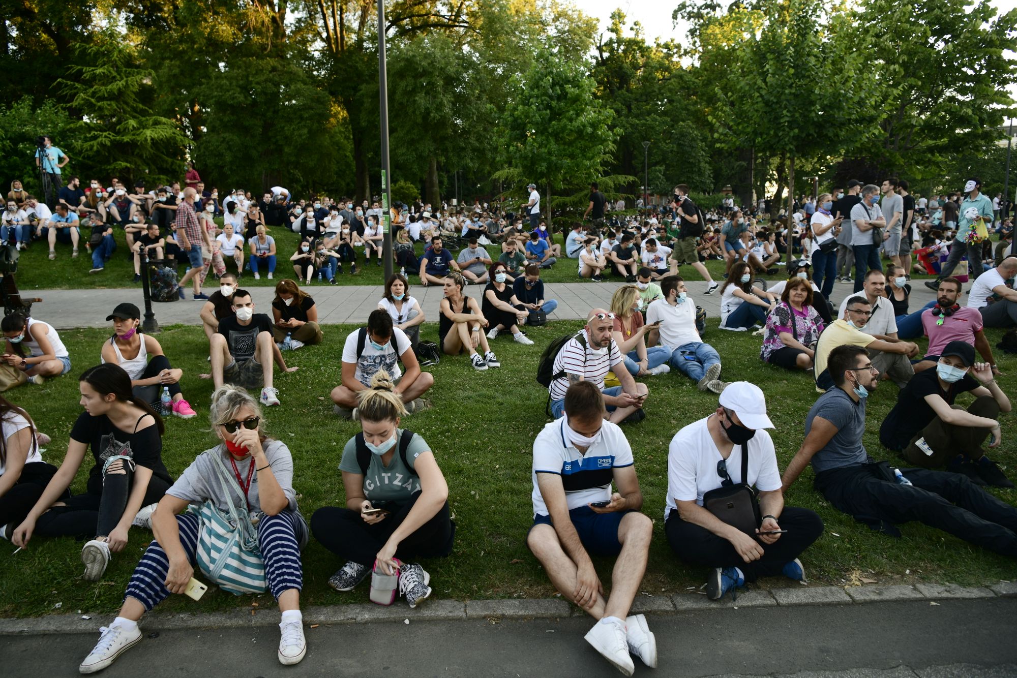 Beograd 09.07.2020. Protest, treći dan, demonstracije, Skupština Srbije, sedenje, mirni protest, ne nasedaj, sedi Foto: Goran Srdanov/Nova.rs