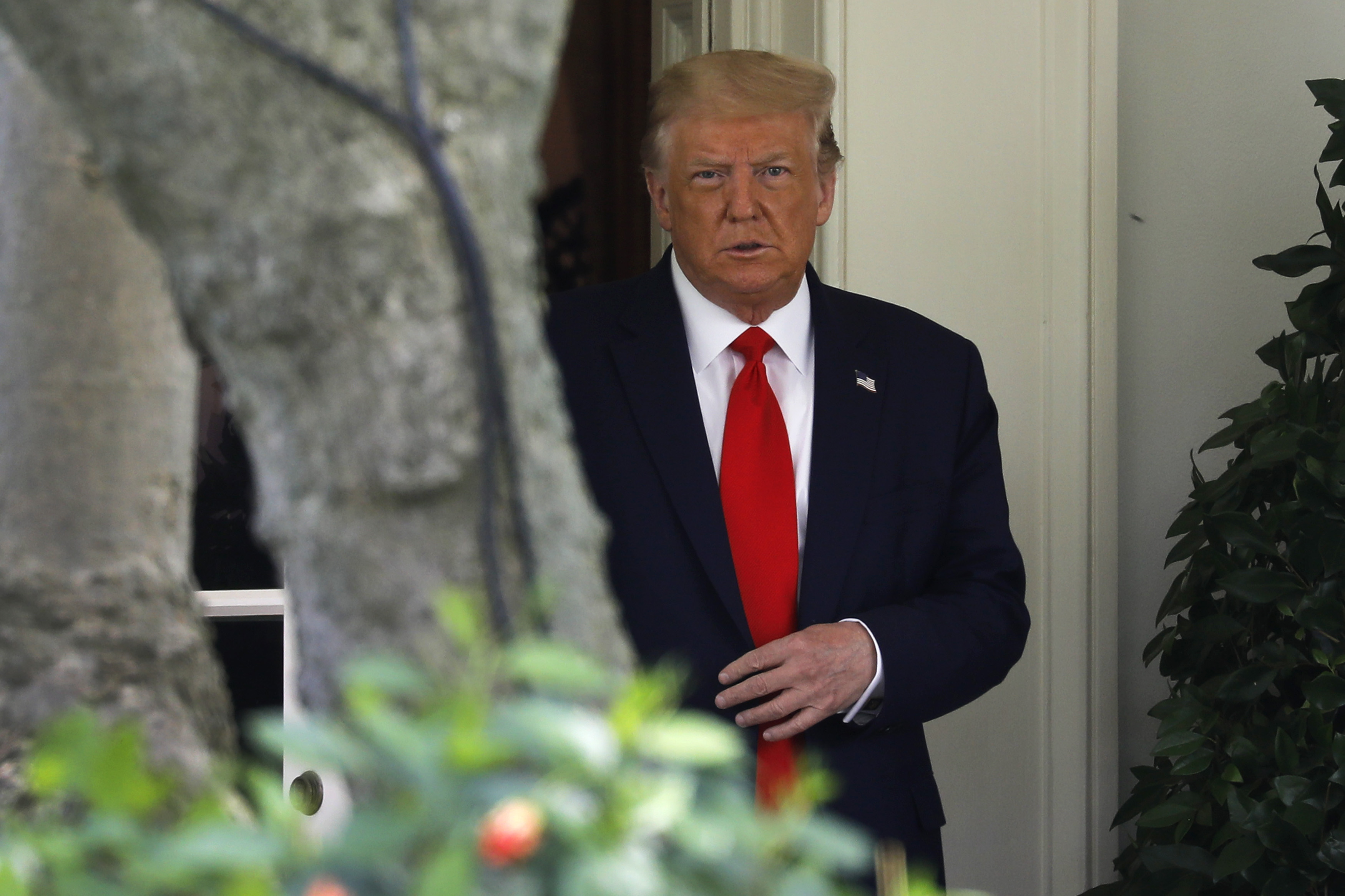 epa08548019 US President Donald J. Trump walks out from the Oval Office of the White House in Washington, DC, USA, 15 July 2020, before his departure to Atlanta, Georgia.  EPA-EFE/Yuri Gripas / POOL