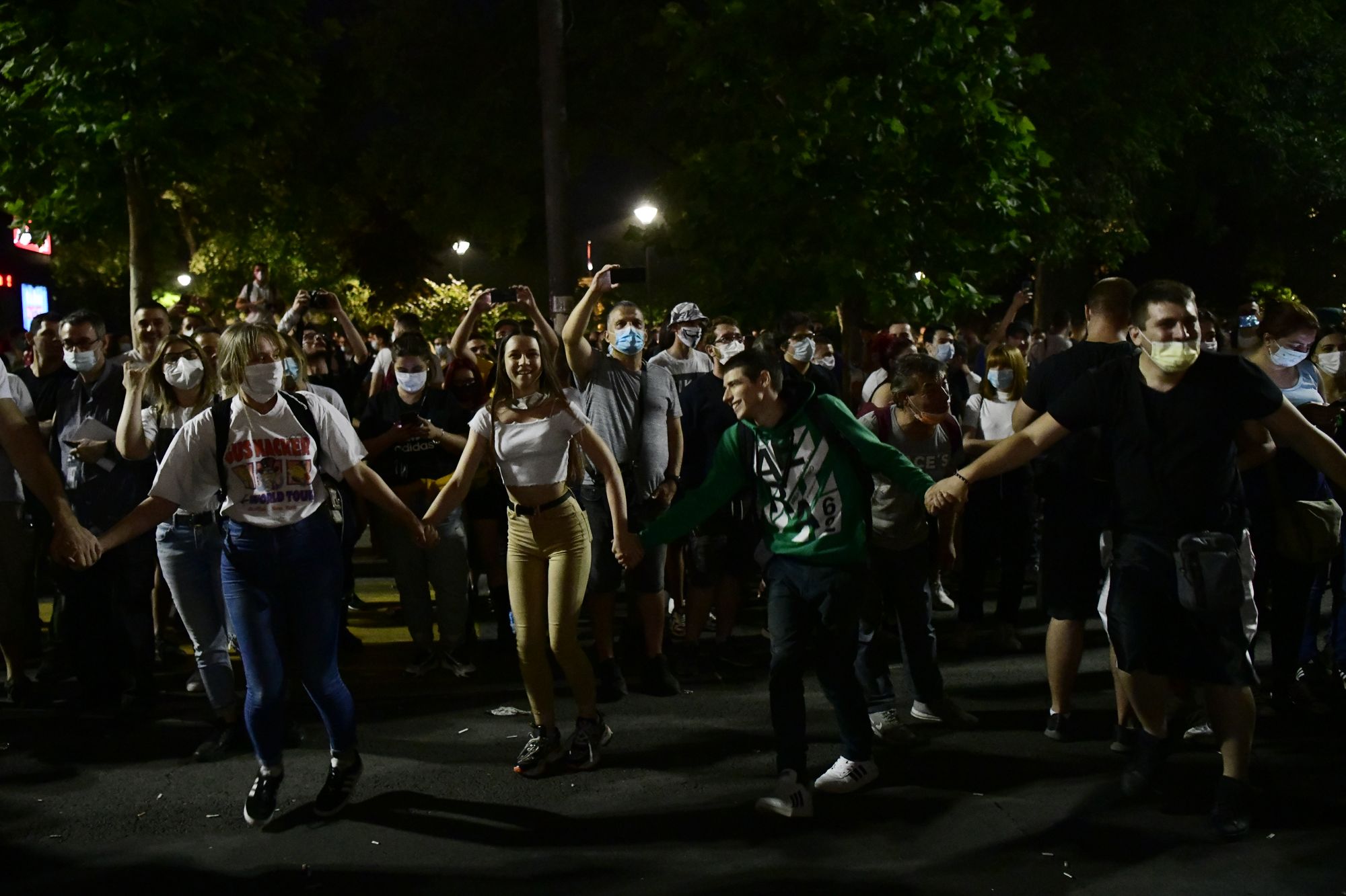 Beograd 09.07.2020. Kolo, igranje kola. Protest, treći dan, demonstracije, Skupština Srbije, sedenje, mirni protest, ne nasedaj, sedi Foto: Goran Srdanov/Nova.rs