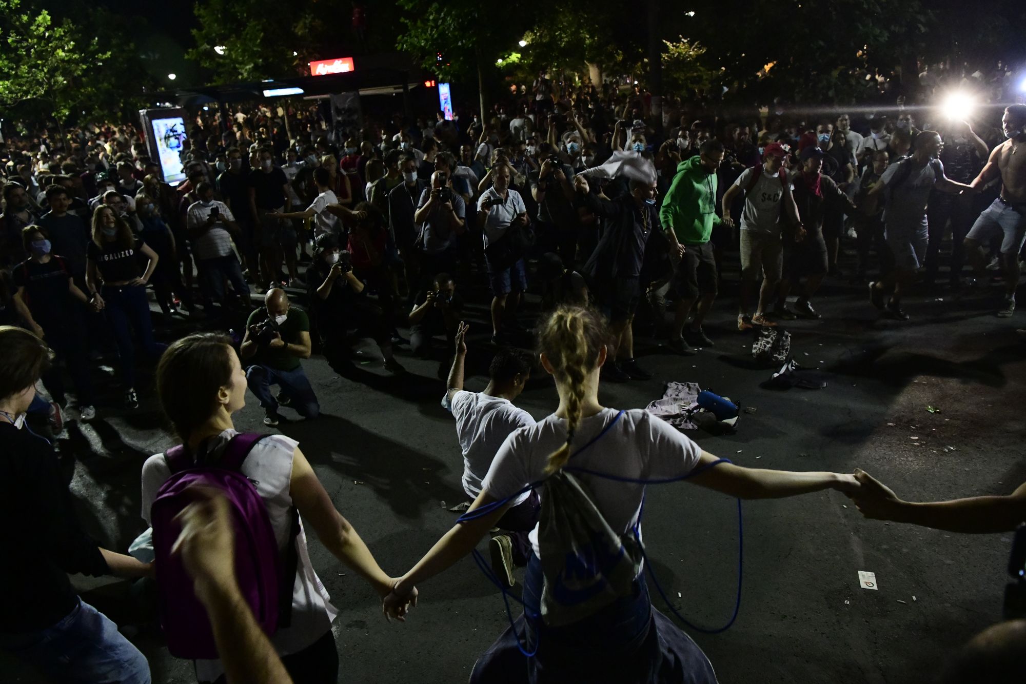 Beograd 09.07.2020. Kolo, igranje kola. Protest, treći dan, demonstracije, Skupština Srbije, sedenje, mirni protest, ne nasedaj, sedi Foto: Goran Srdanov/Nova.rs