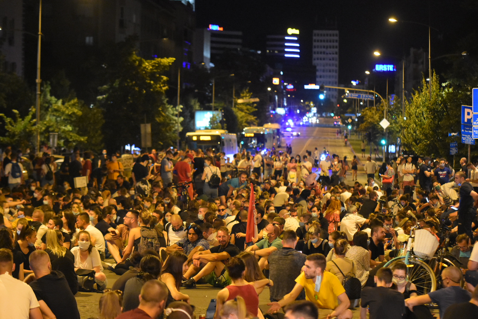 Novi Sad, 09.07.2020. Blokiran Varadinski most. Protest, treći dan, trg, okupljanje, sedenje, sedi, ne nasedaj Foto: Nenad Mihajlović