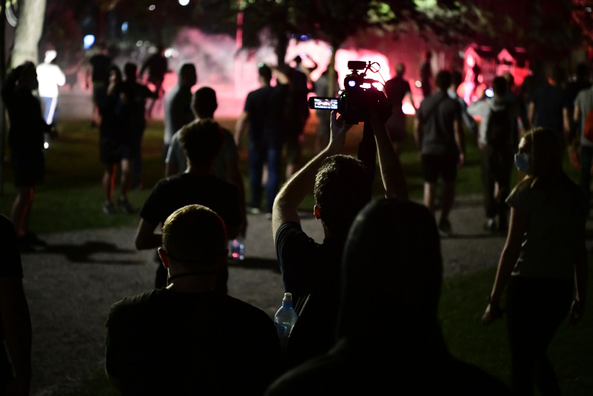 Beograd 09.07.2020. Pionirski park, incidetnt. Protest, treći dan, demonstracije, Skupština Srbije, sedenje, mirni protest, ne nasedaj, sedi Foto: Goran Srdanov/Nova.rs