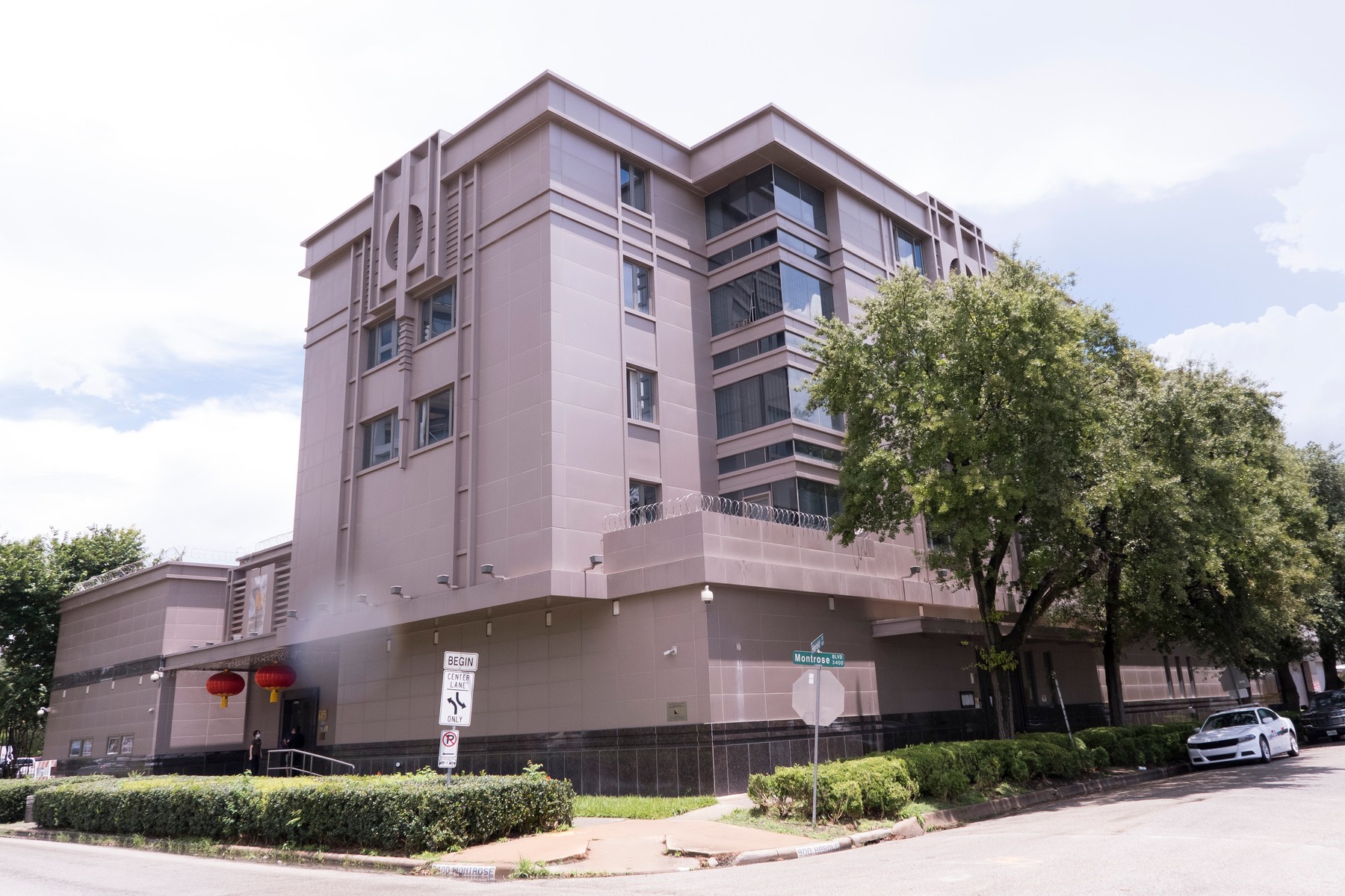 Konzulat Kine u Hjustonu, Documents burned as Chinese embassy is forced shut after charge of COVID-19 research hack