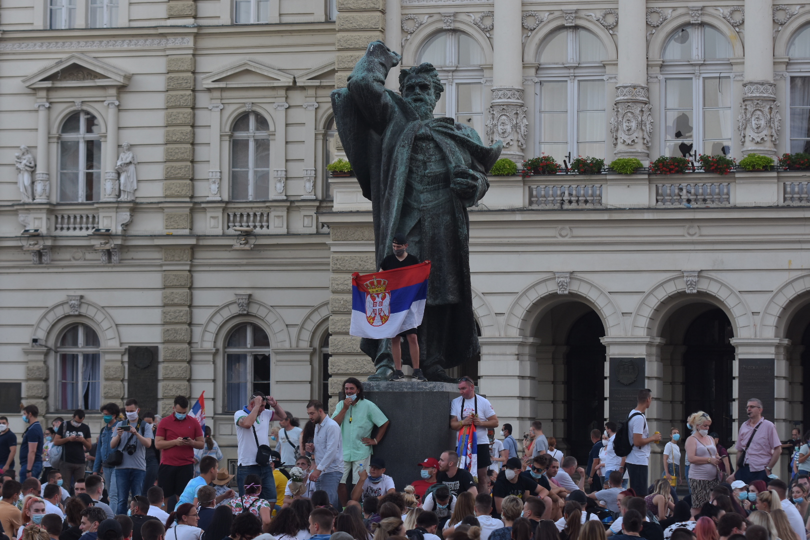 Novi Sad, 09.07.2020. Protest, treći dan, trg, okupljanje, sedenje, sedi, ne nasedaj Foto: Nenad Mihajlović